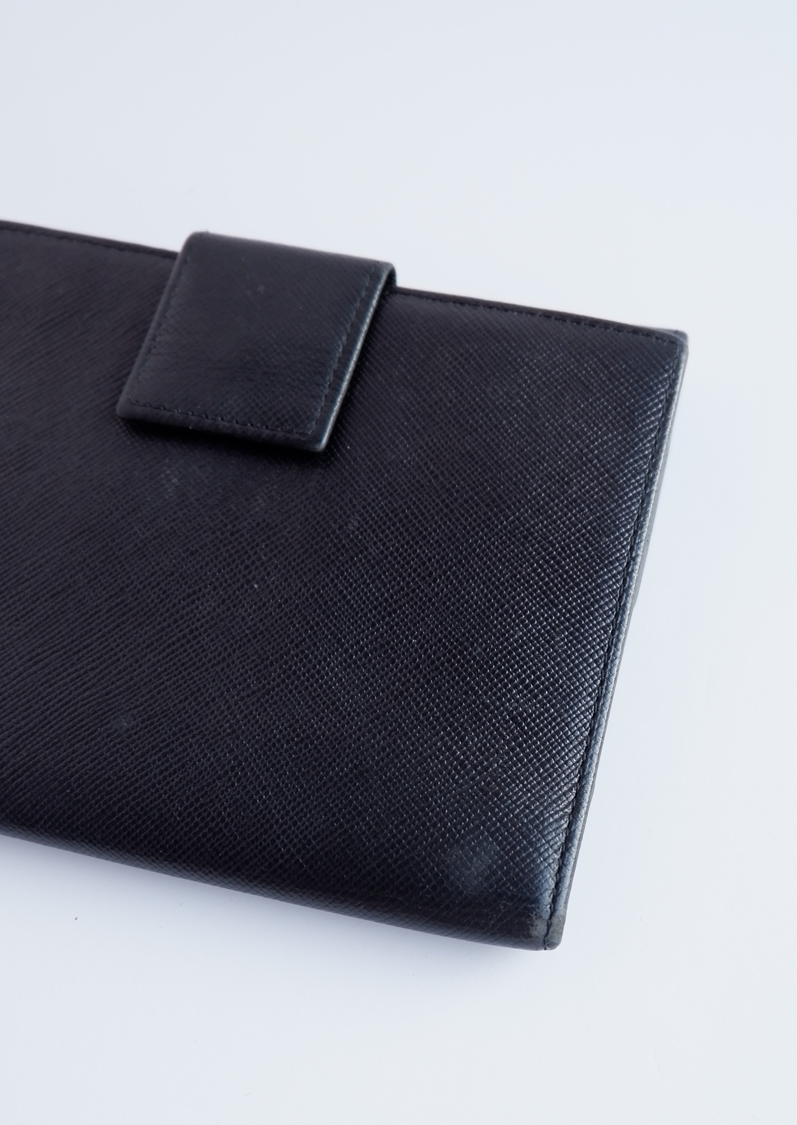 Portefeuille Prada en cuir noir, d'occasion, authentique, à deux volets