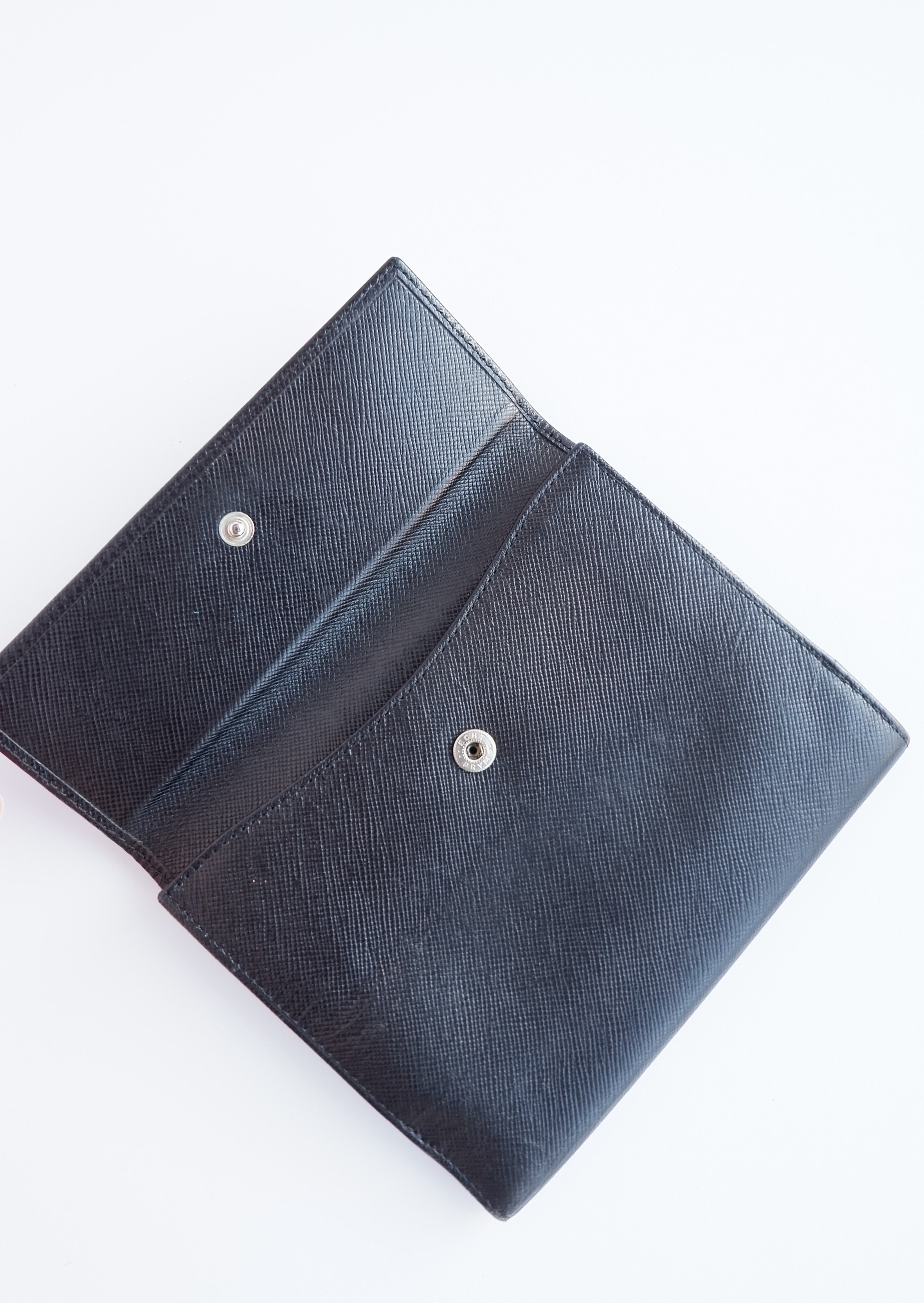 Portefeuille Prada en cuir noir, d'occasion, authentique, à deux volets