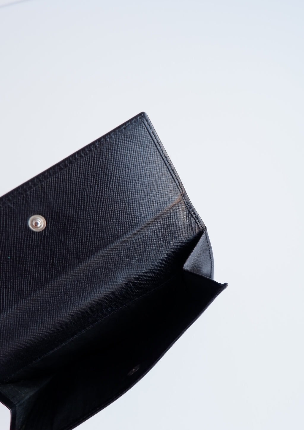 Portefeuille Prada en cuir noir, d'occasion, authentique, à deux volets