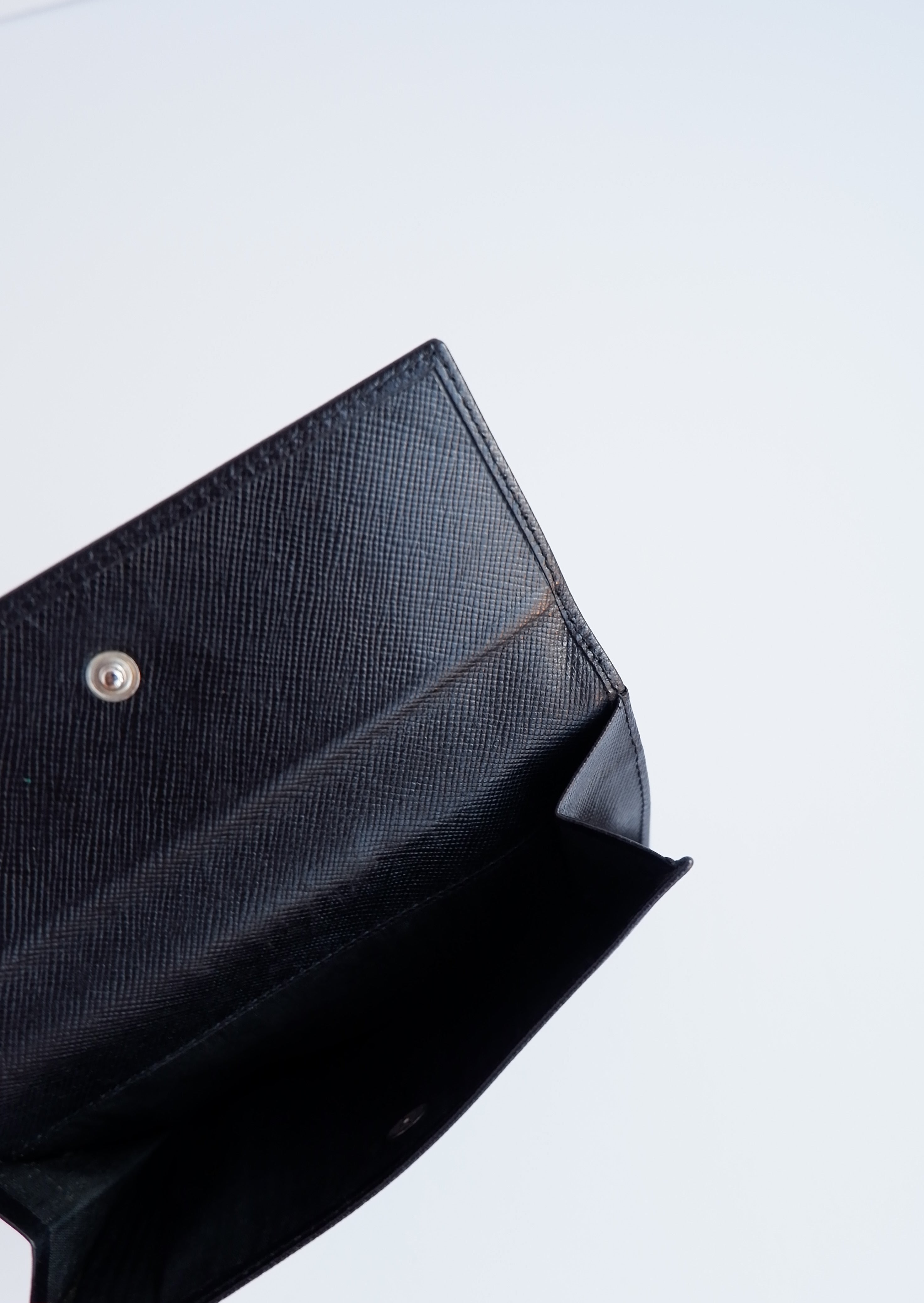 Portefeuille Prada en cuir noir, d'occasion, authentique, à deux volets