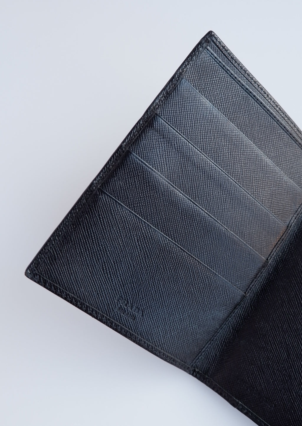 Portefeuille Prada en cuir noir, d'occasion, authentique, à deux volets