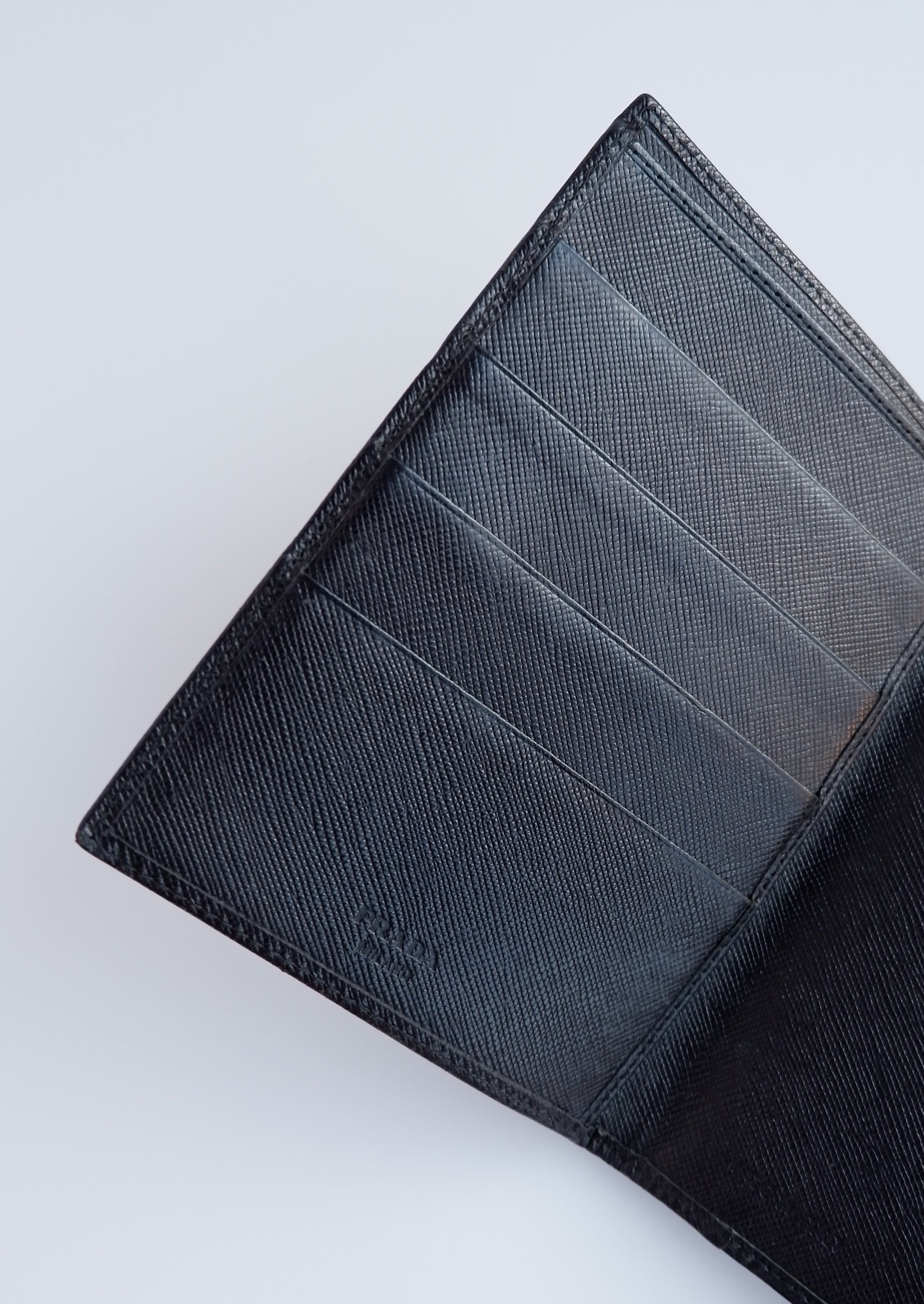 Portefeuille Prada en cuir noir, d'occasion, authentique, à deux volets