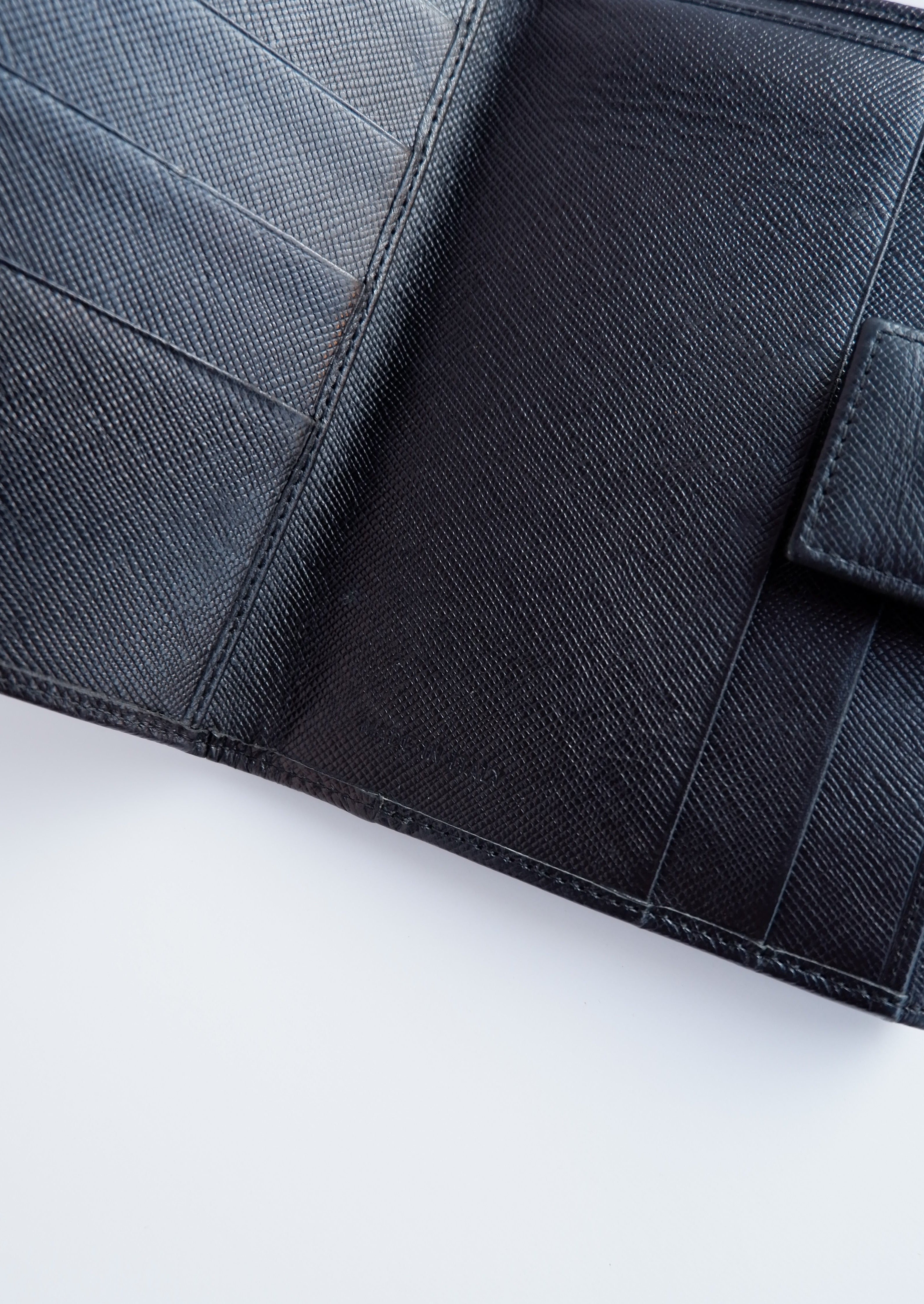 Portefeuille Prada en cuir noir, d'occasion, authentique, à deux volets