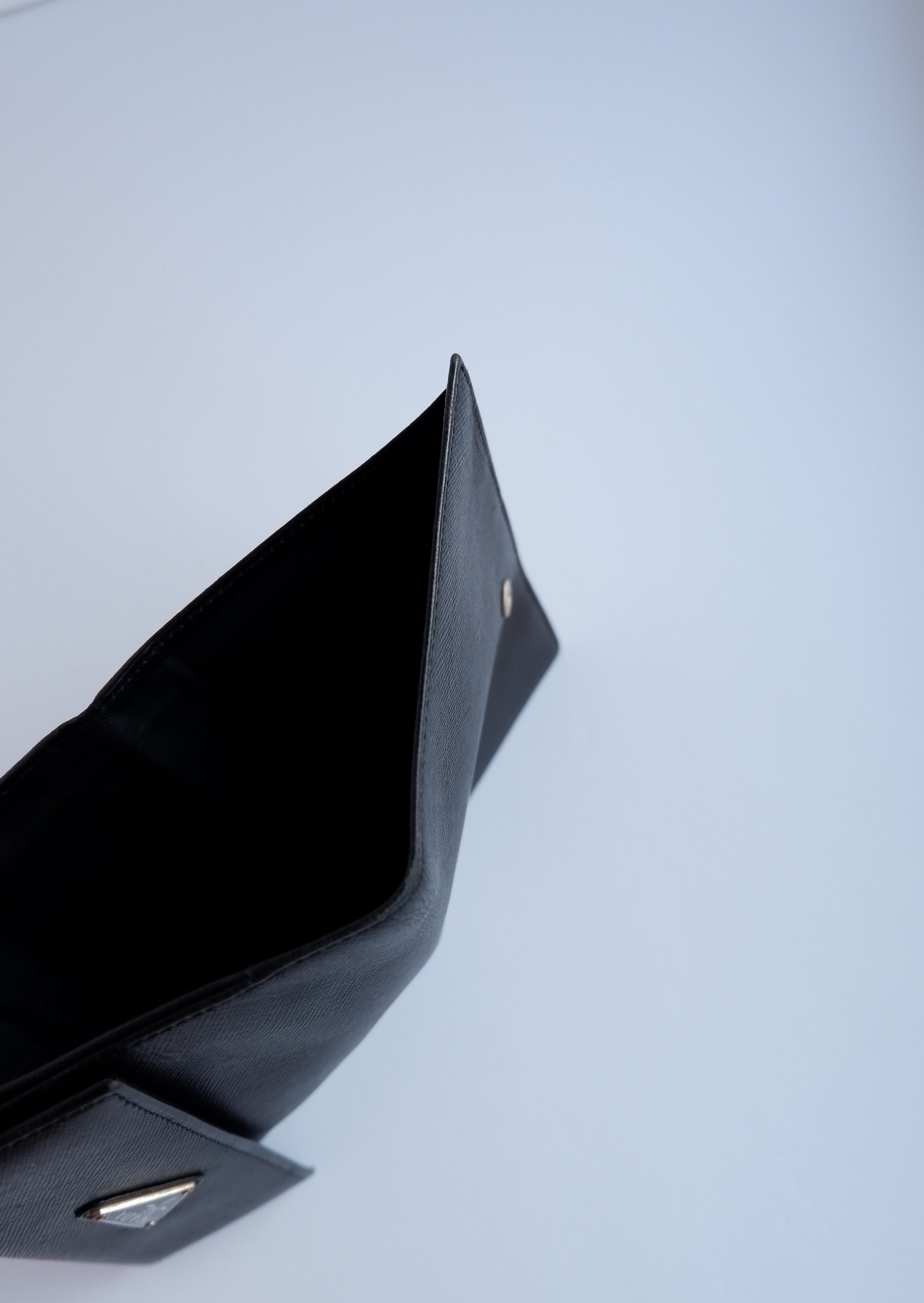 Portefeuille Prada en cuir noir, d'occasion, authentique, à deux volets