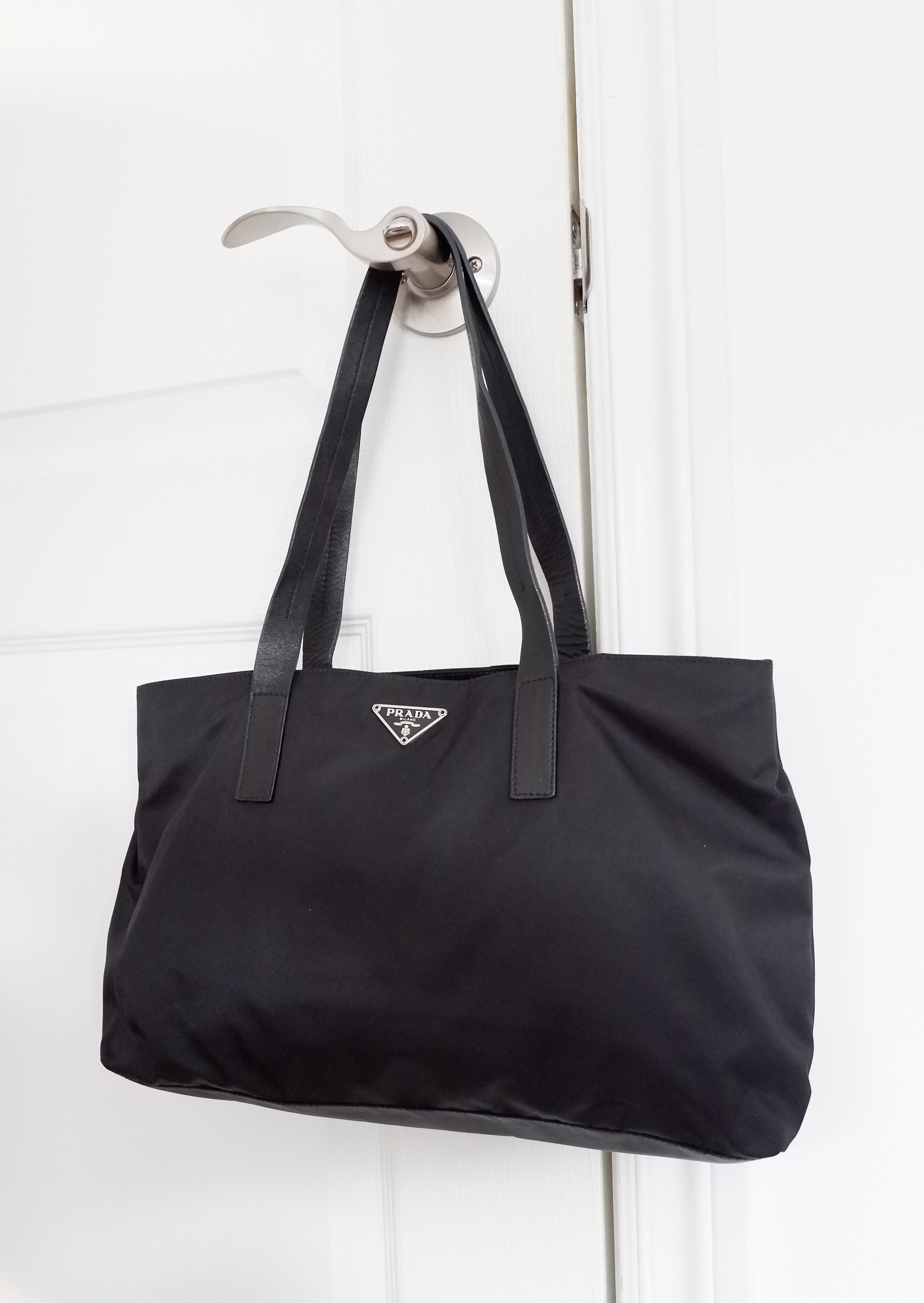 Authentique cabas Prada d'occasion en nylon noir avec anse en cuir