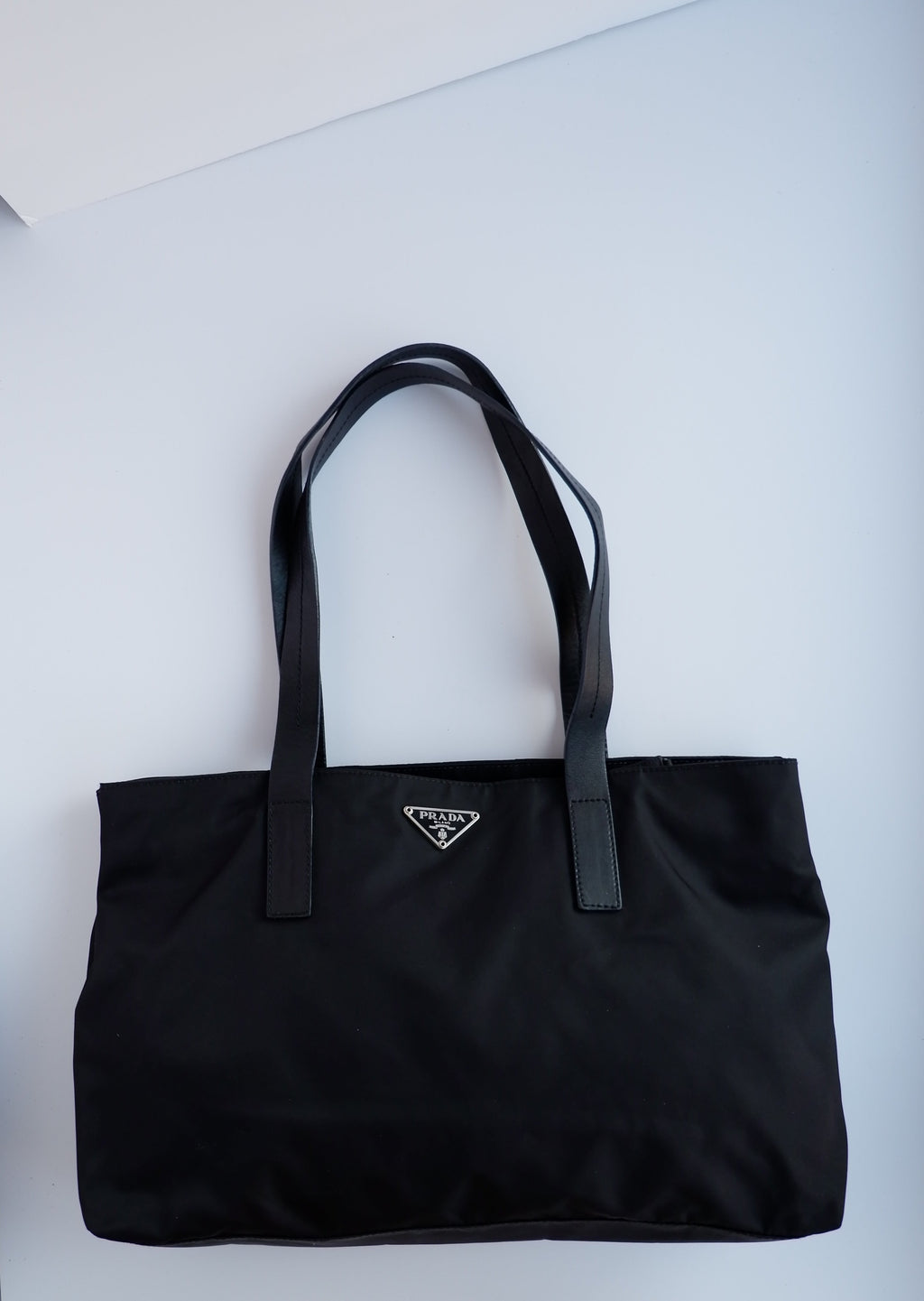 Authentique cabas Prada d'occasion en nylon noir avec anse en cuir