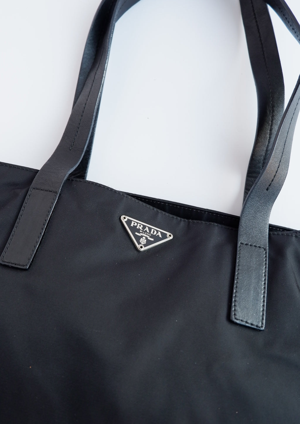 Authentique cabas Prada d'occasion en nylon noir avec anse en cuir