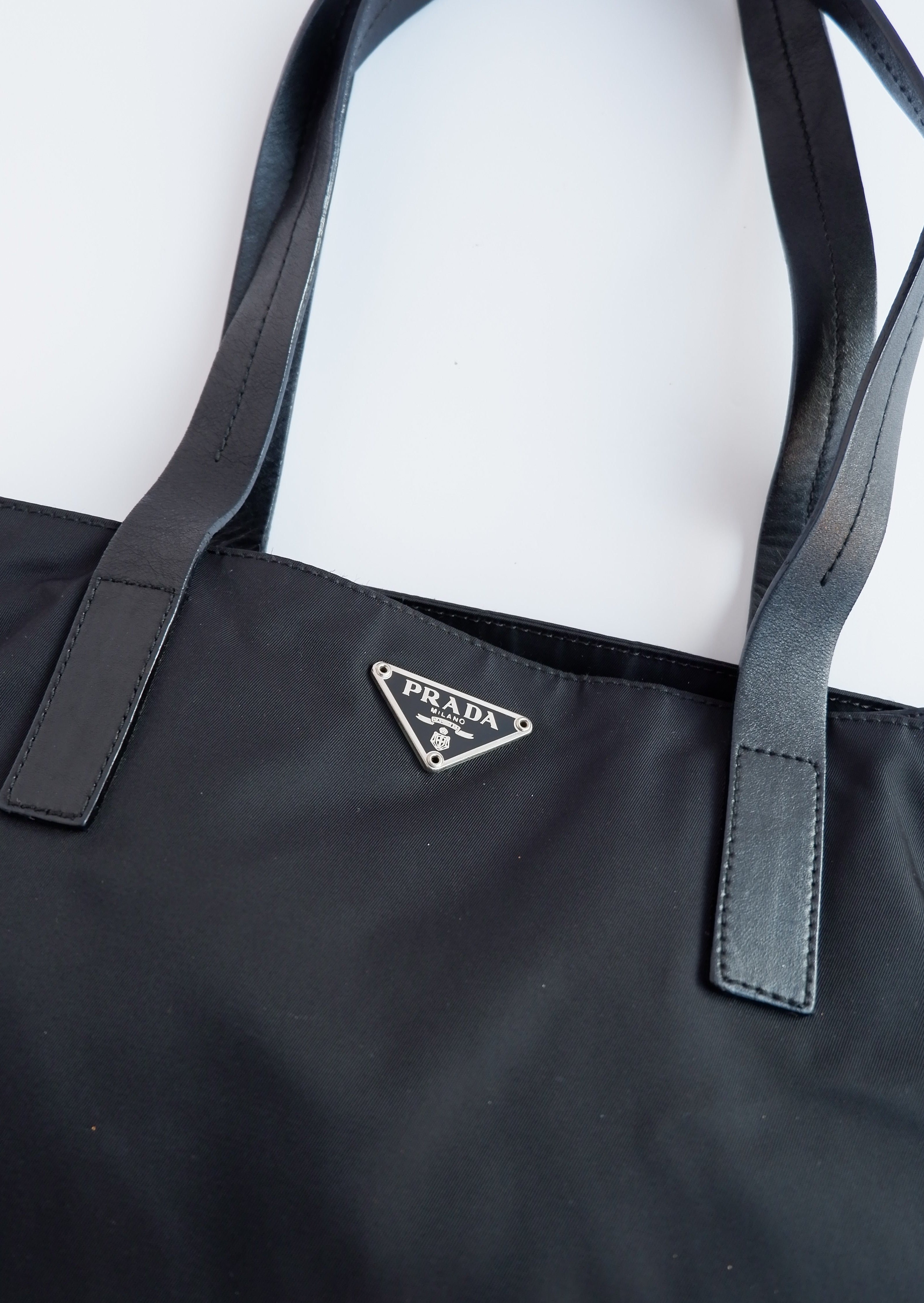Authentique cabas Prada d'occasion en nylon noir avec anse en cuir