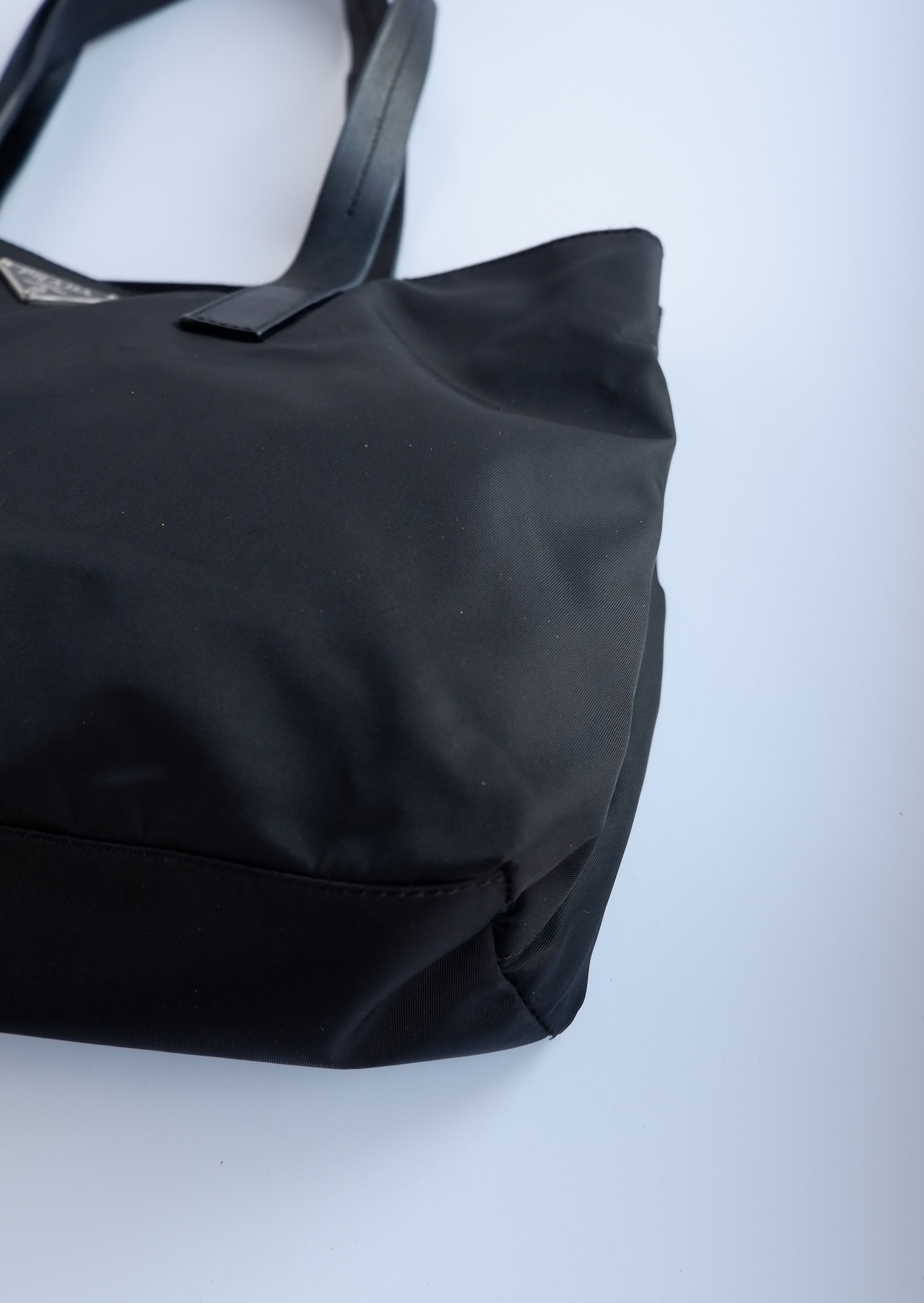 Authentique cabas Prada d'occasion en nylon noir avec anse en cuir