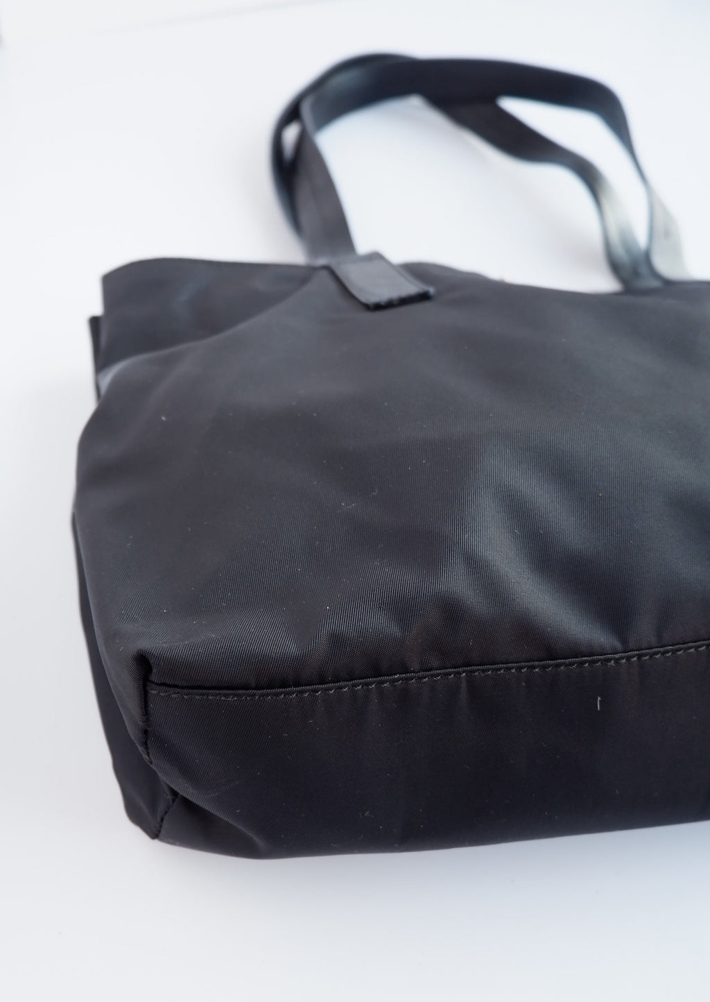 Authentique cabas Prada d'occasion en nylon noir avec anse en cuir