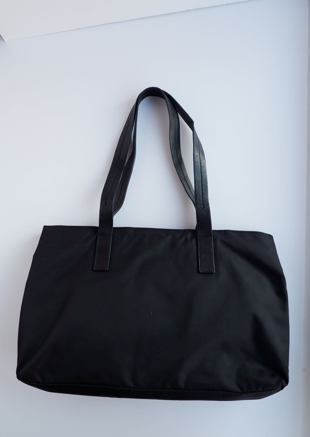 Authentique cabas Prada d'occasion en nylon noir avec anse en cuir