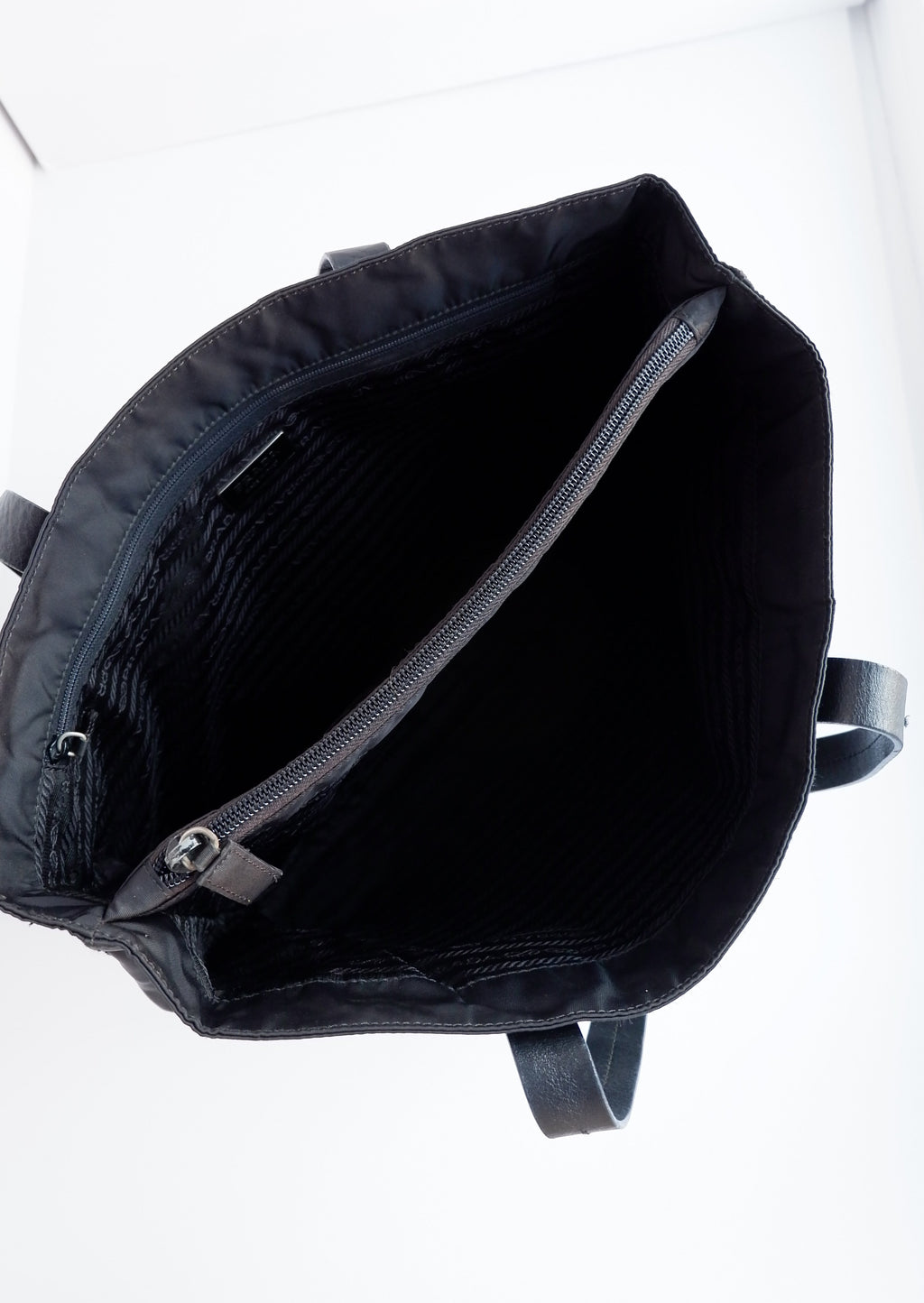 Authentique cabas Prada d'occasion en nylon noir avec anse en cuir