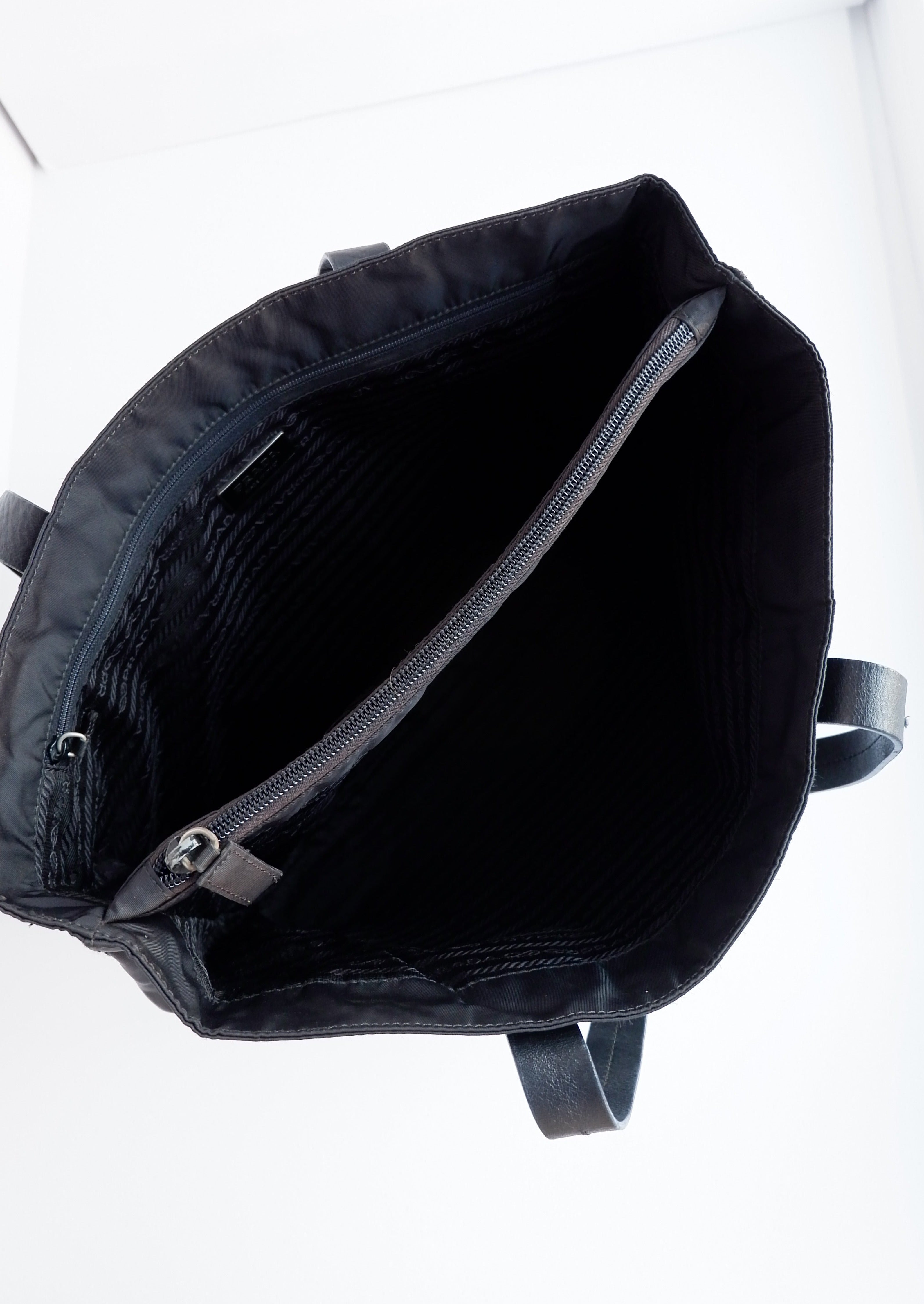Authentique cabas Prada d'occasion en nylon noir avec anse en cuir