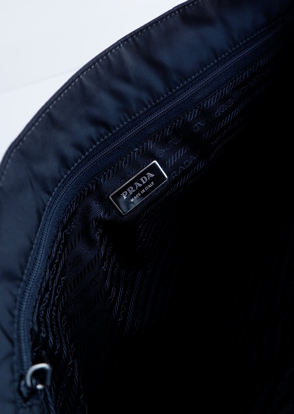 Authentique cabas Prada d'occasion en nylon noir avec anse en cuir
