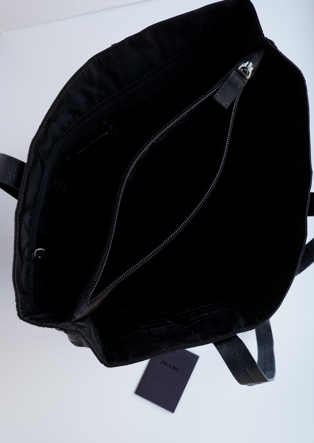 Authentique cabas Prada d'occasion en nylon noir avec anse en cuir