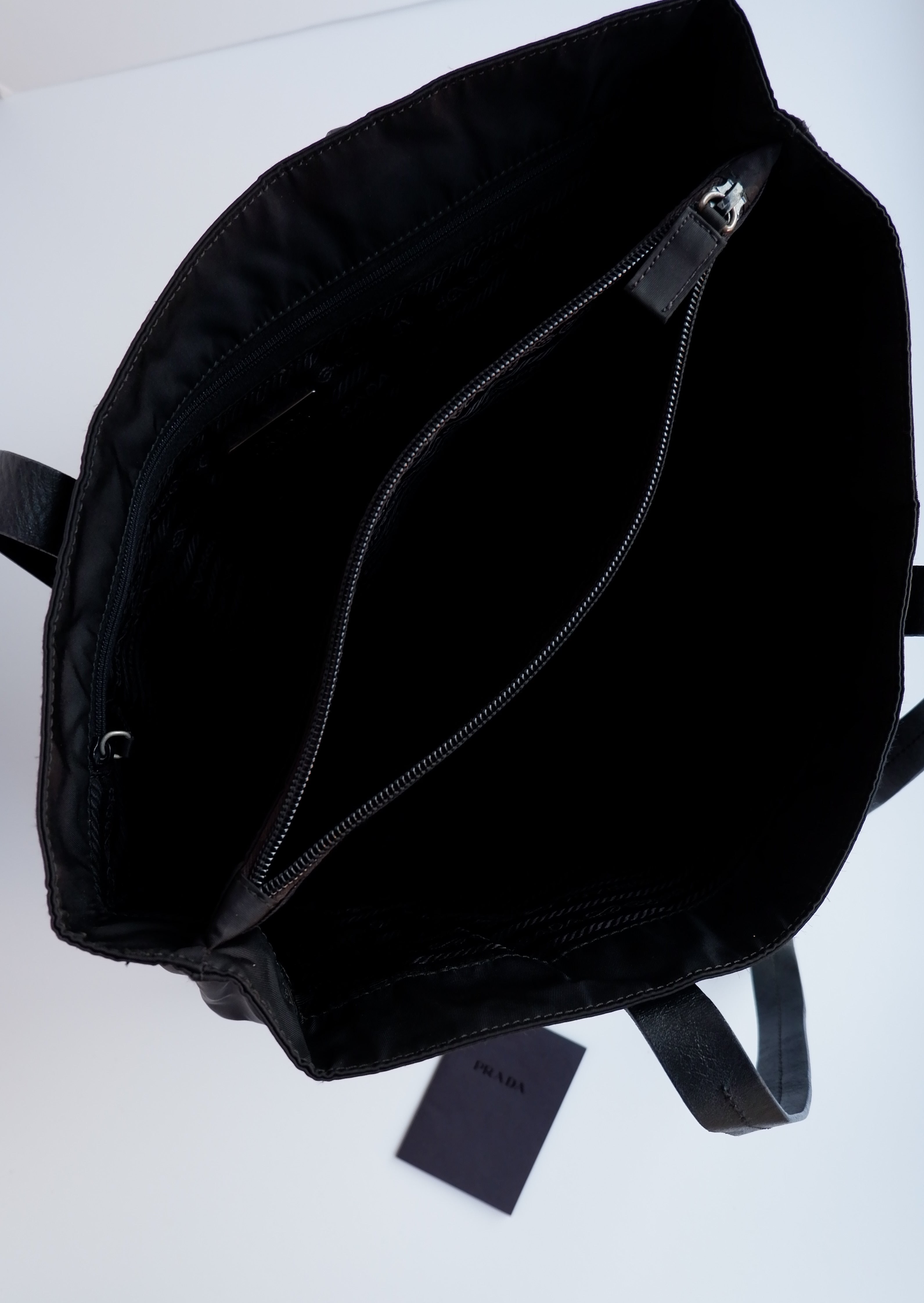 Authentique cabas Prada d'occasion en nylon noir avec anse en cuir