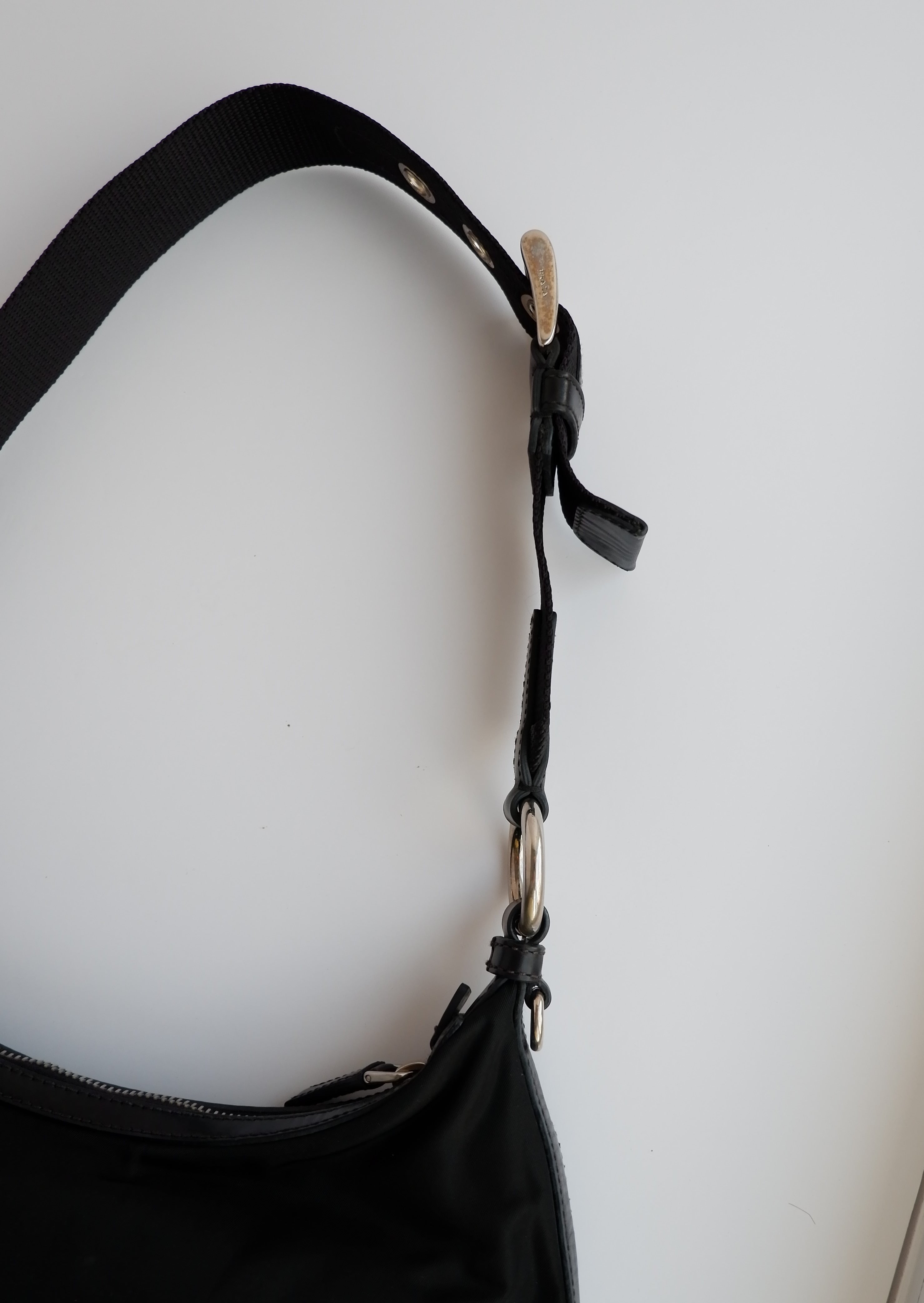 Sac Bandoulière Hobo Prada en Nylon Noir Authentique d'Occasion