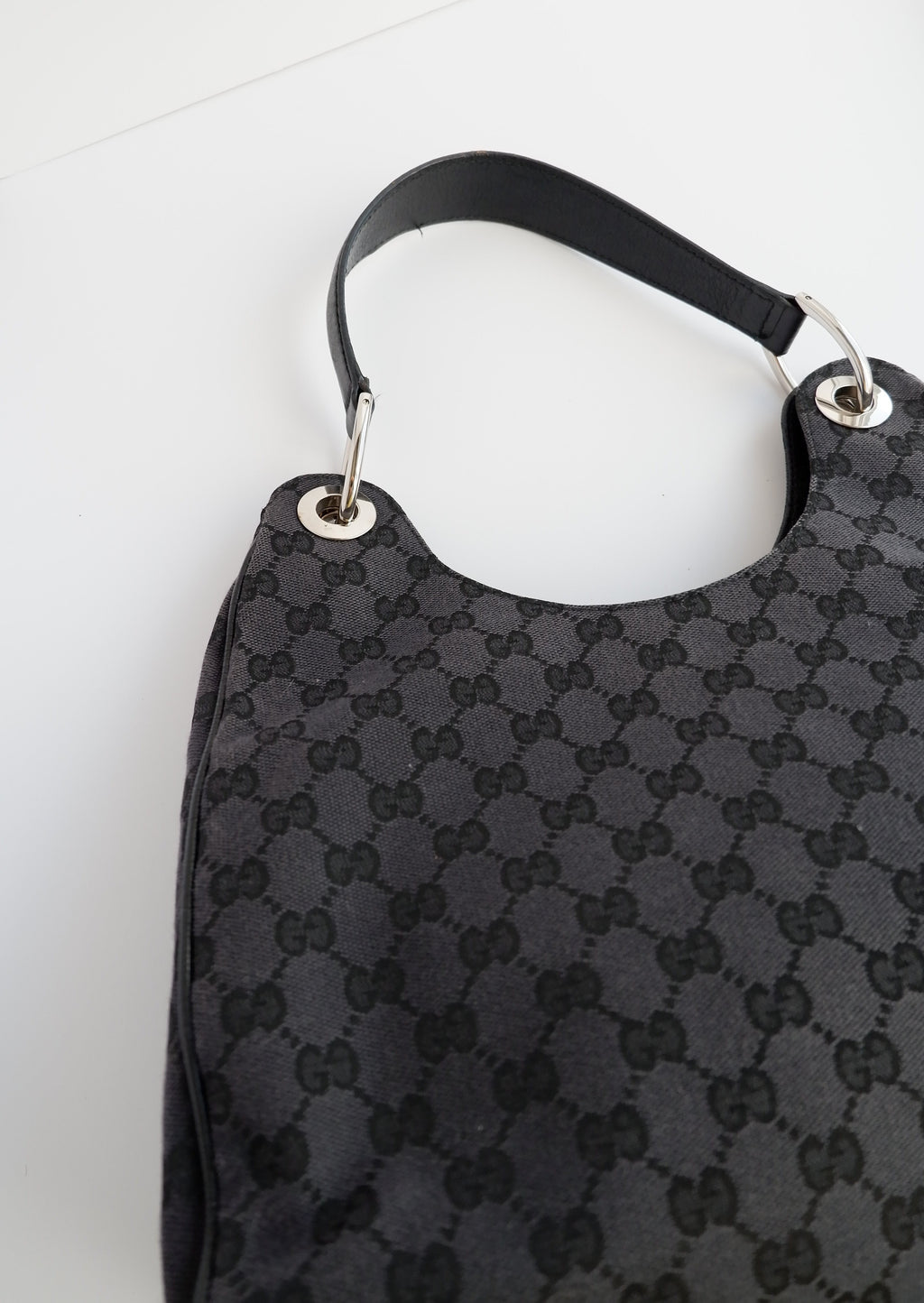 Authentique Sac à bandoulière Gucci en toile GG noire d'occasion