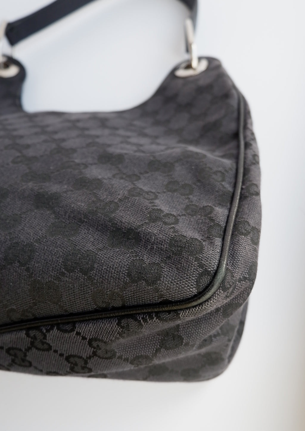 Authentique Sac à bandoulière Gucci en toile GG noire d'occasion