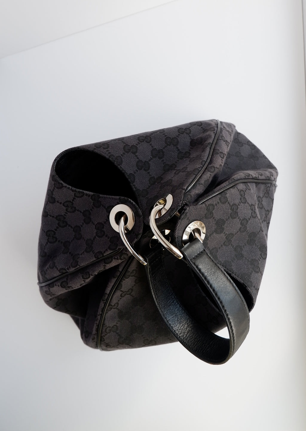 Authentique Sac à bandoulière Gucci en toile GG noire d'occasion