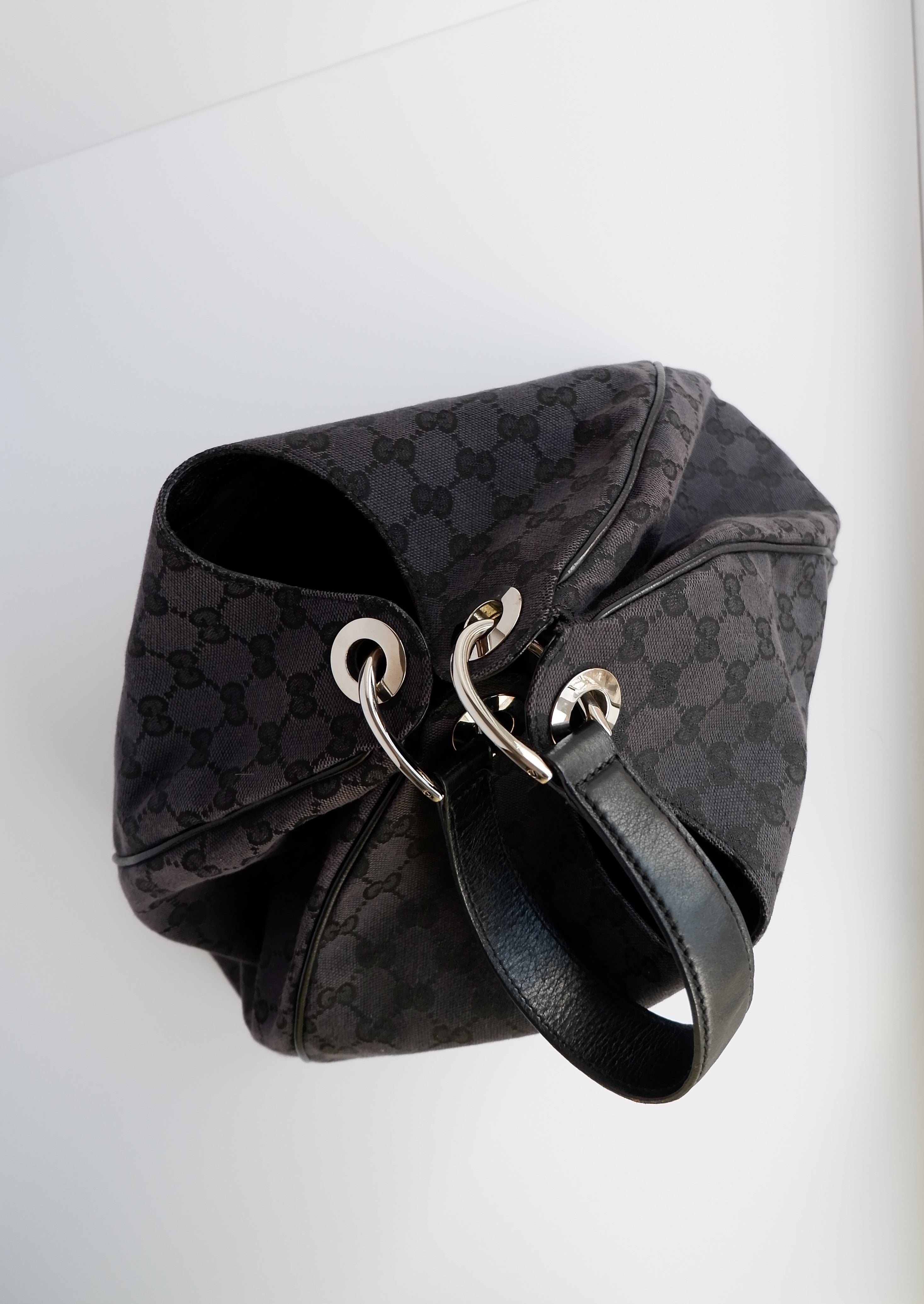 Authentique Sac à bandoulière Gucci en toile GG noire d'occasion