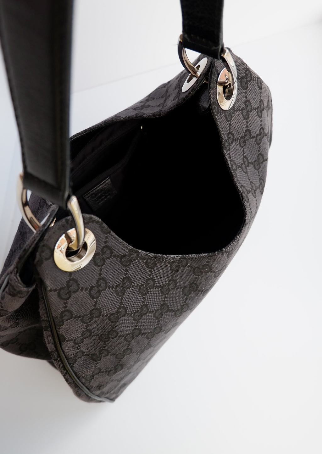 Authentique Sac à bandoulière Gucci en toile GG noire d'occasion