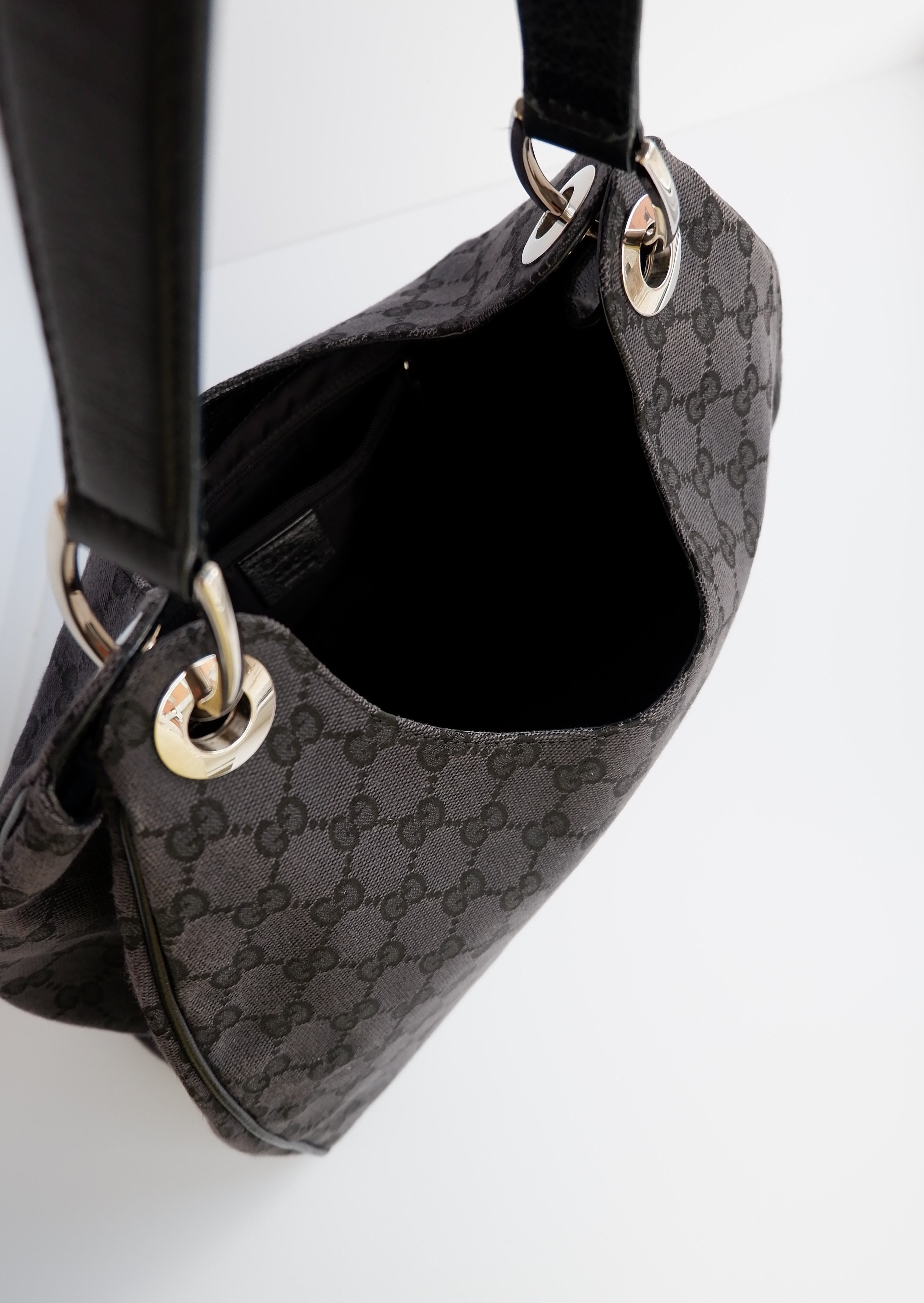 Authentique Sac à bandoulière Gucci en toile GG noire d'occasion