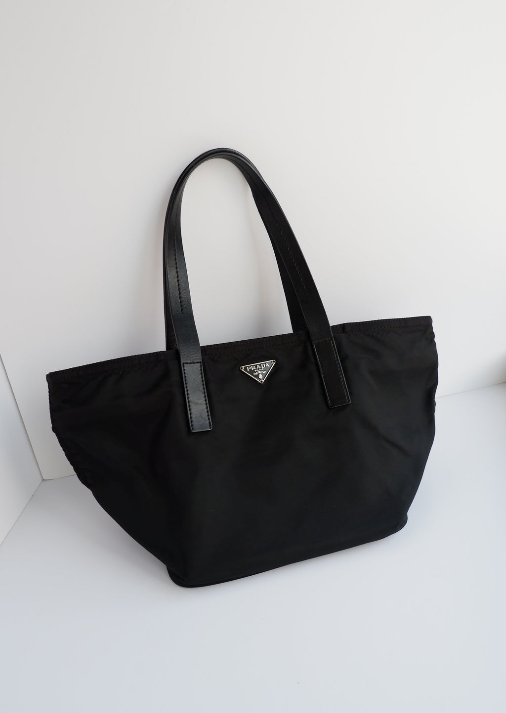 Authentique Sac Micro fourre-tout/bandoulière Prada en nylon noir d'occasion