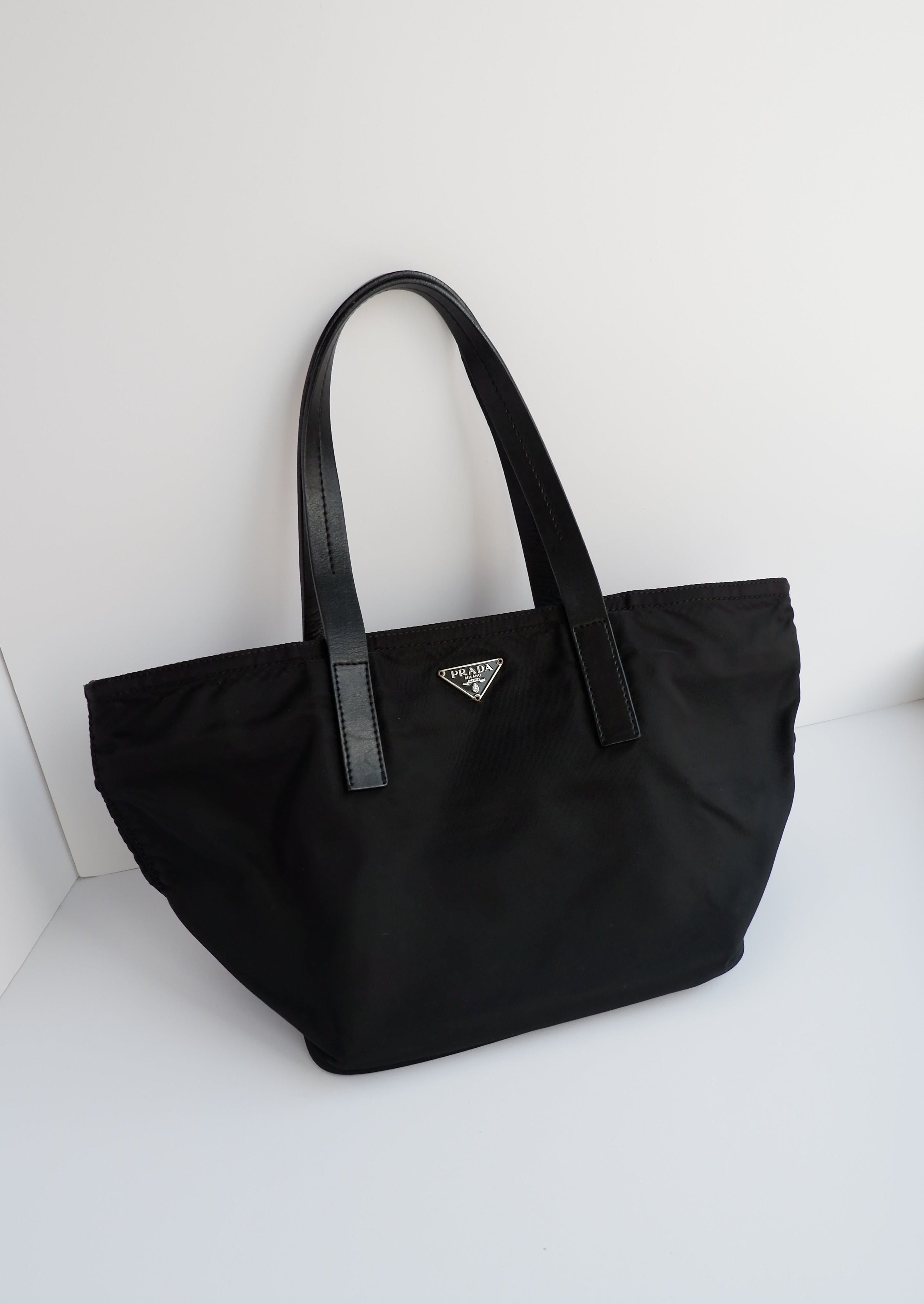 Authentique Sac Micro fourre-tout/bandoulière Prada en nylon noir d'occasion
