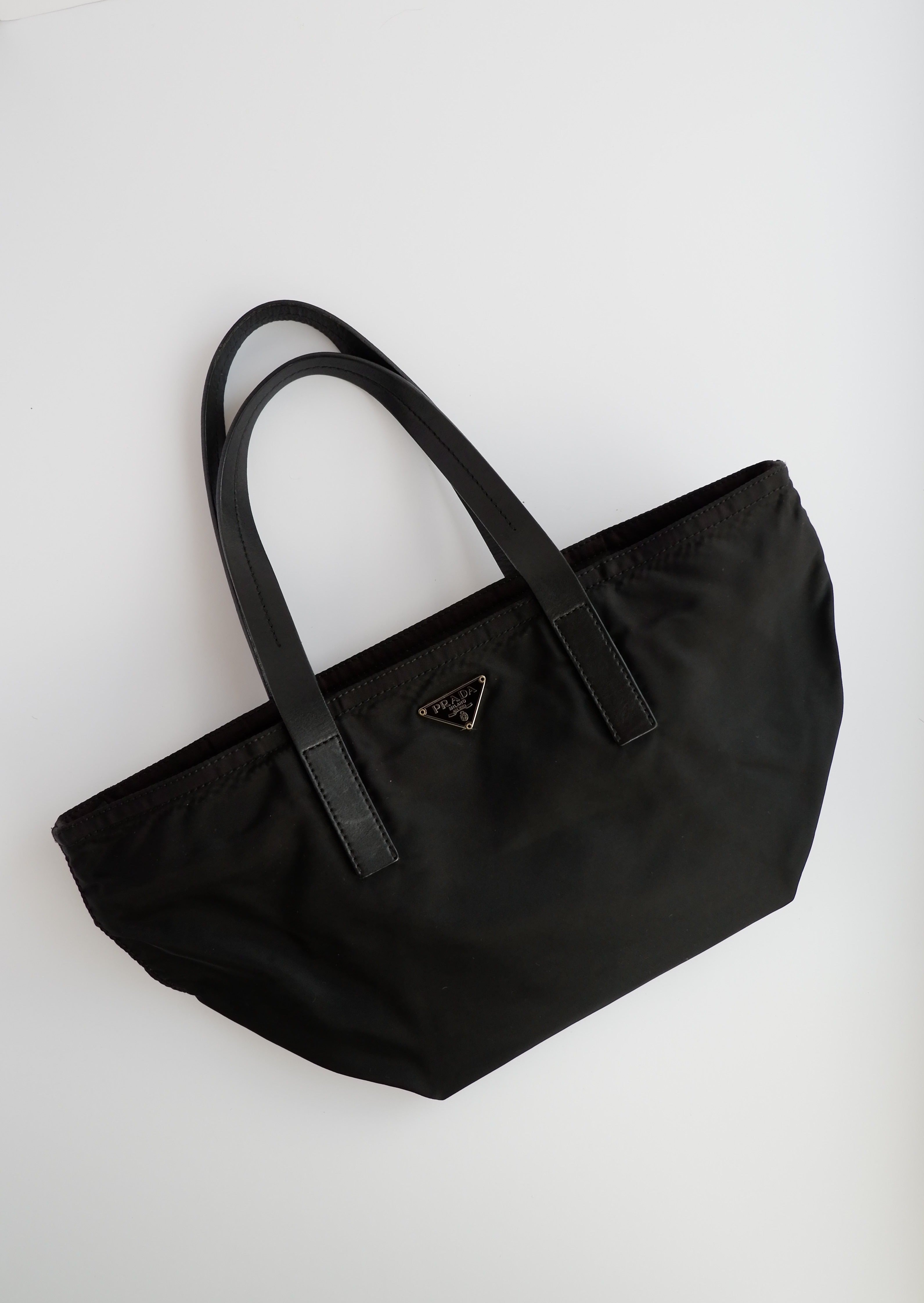 Authentique Sac Micro fourre-tout/bandoulière Prada en nylon noir d'occasion
