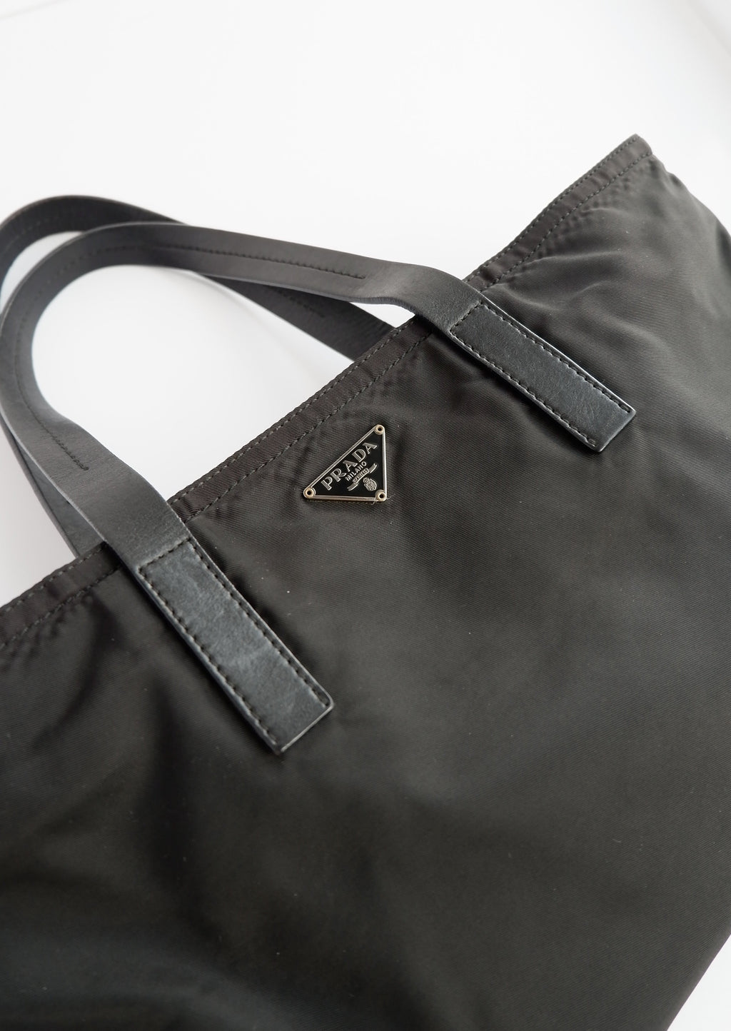 Authentique Sac Micro fourre-tout/bandoulière Prada en nylon noir d'occasion