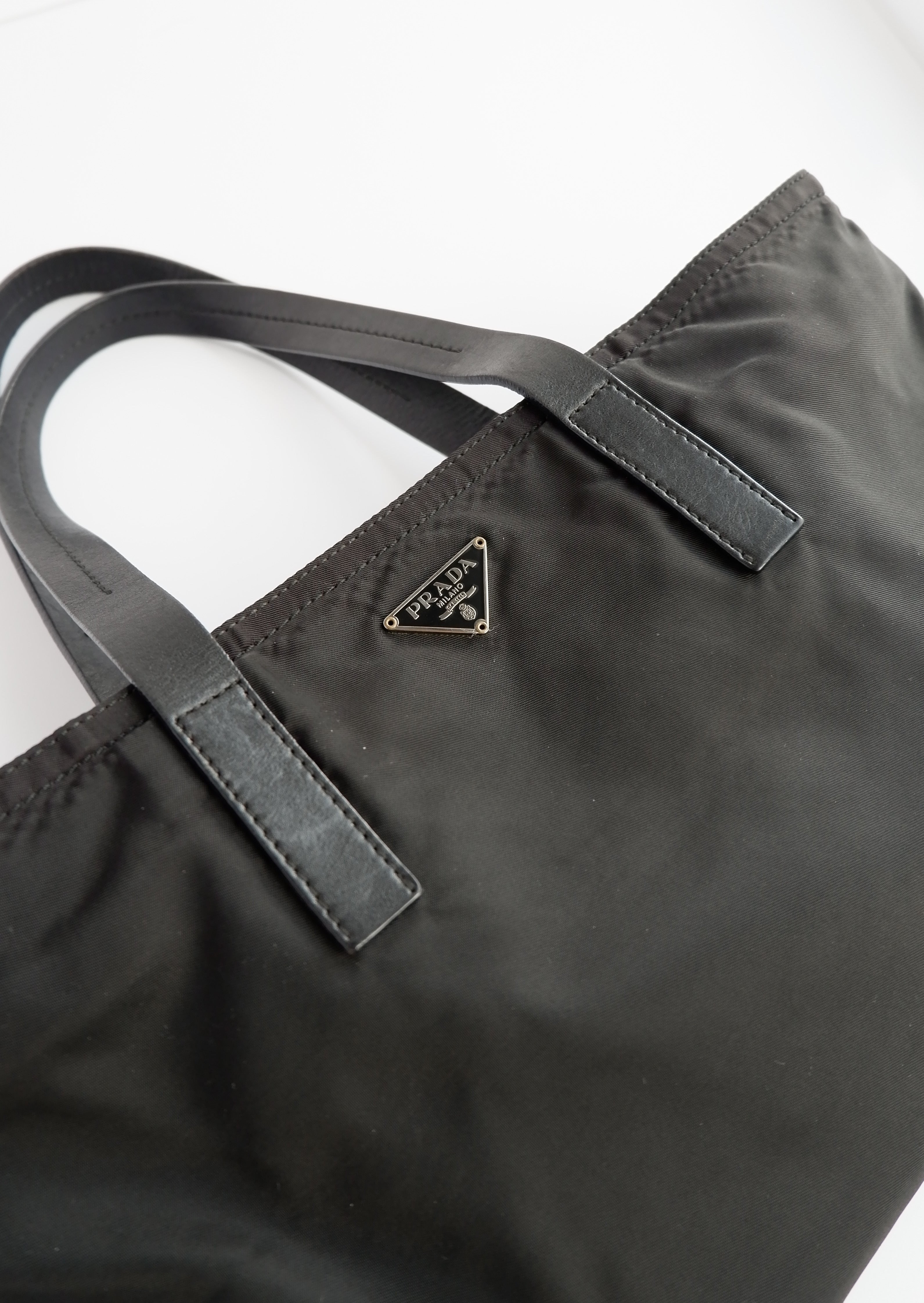 Authentique Sac Micro fourre-tout/bandoulière Prada en nylon noir d'occasion