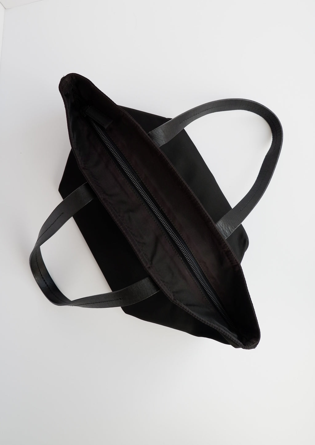 Authentique Sac Micro fourre-tout/bandoulière Prada en nylon noir d'occasion