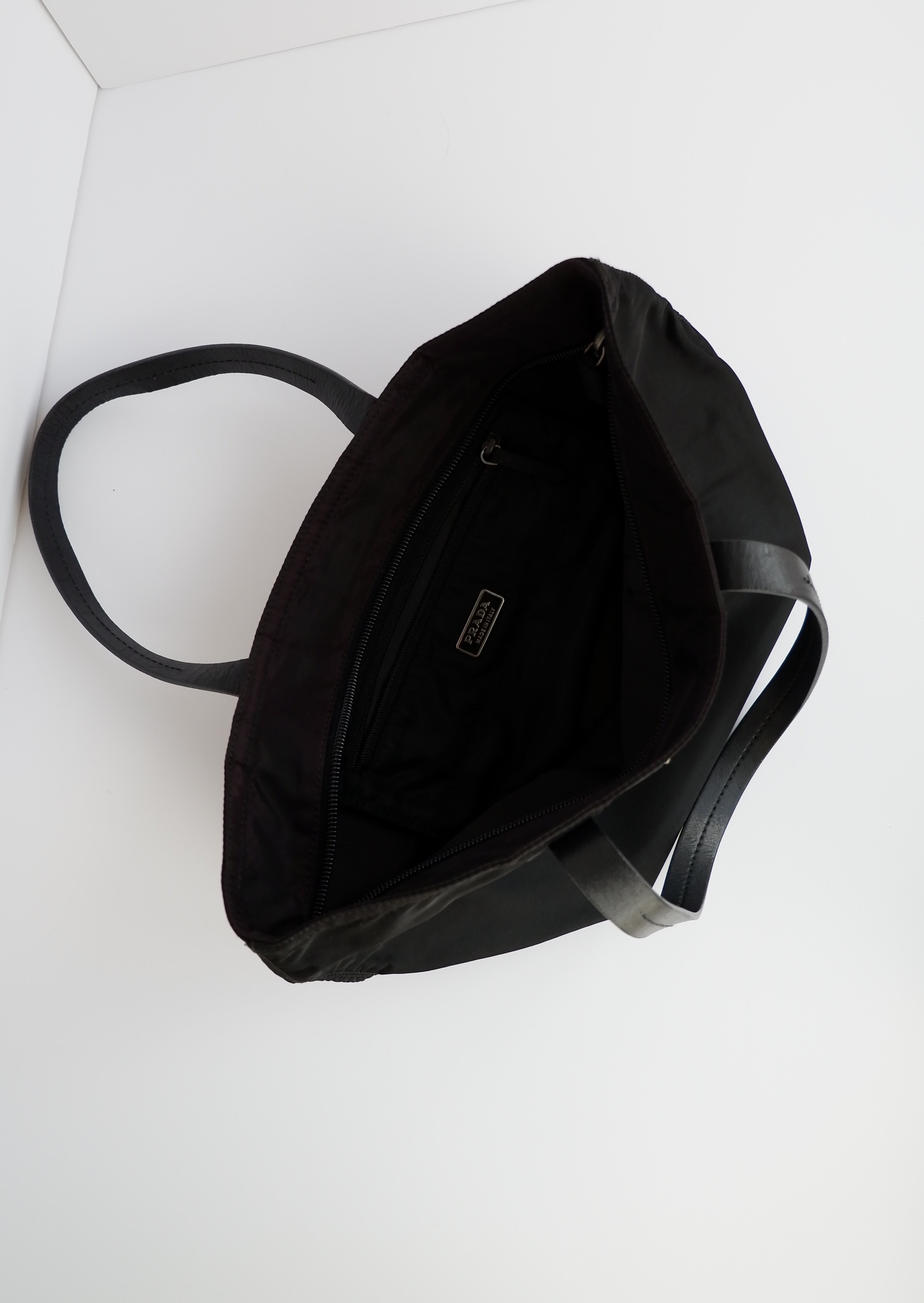 Authentique Sac Micro fourre-tout/bandoulière Prada en nylon noir d'occasion