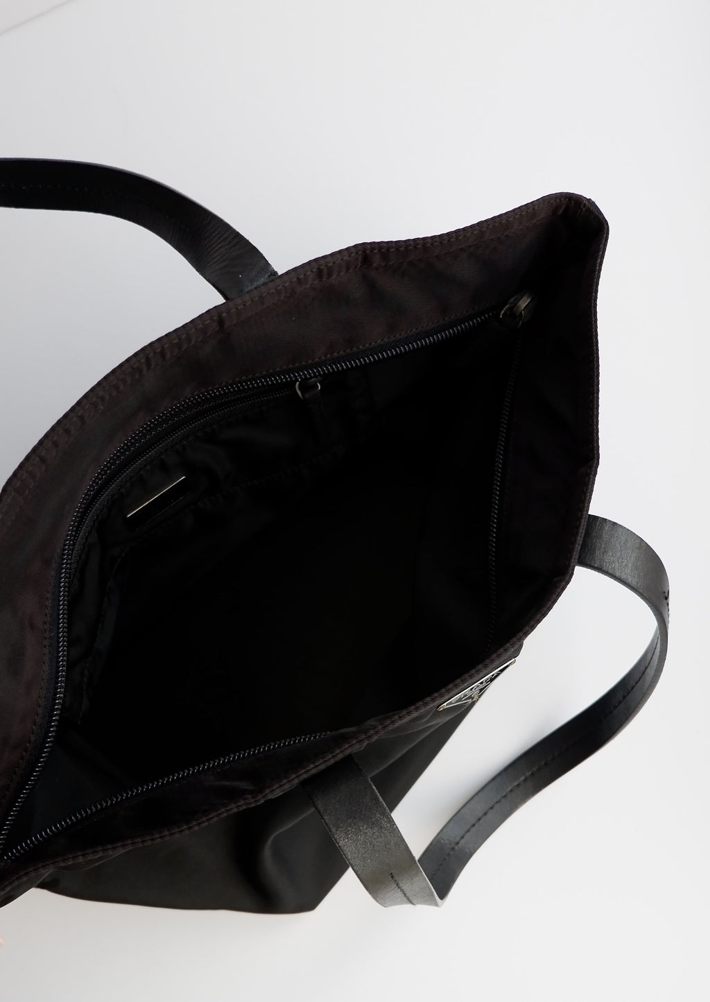 Authentique Sac Micro fourre-tout/bandoulière Prada en nylon noir d'occasion