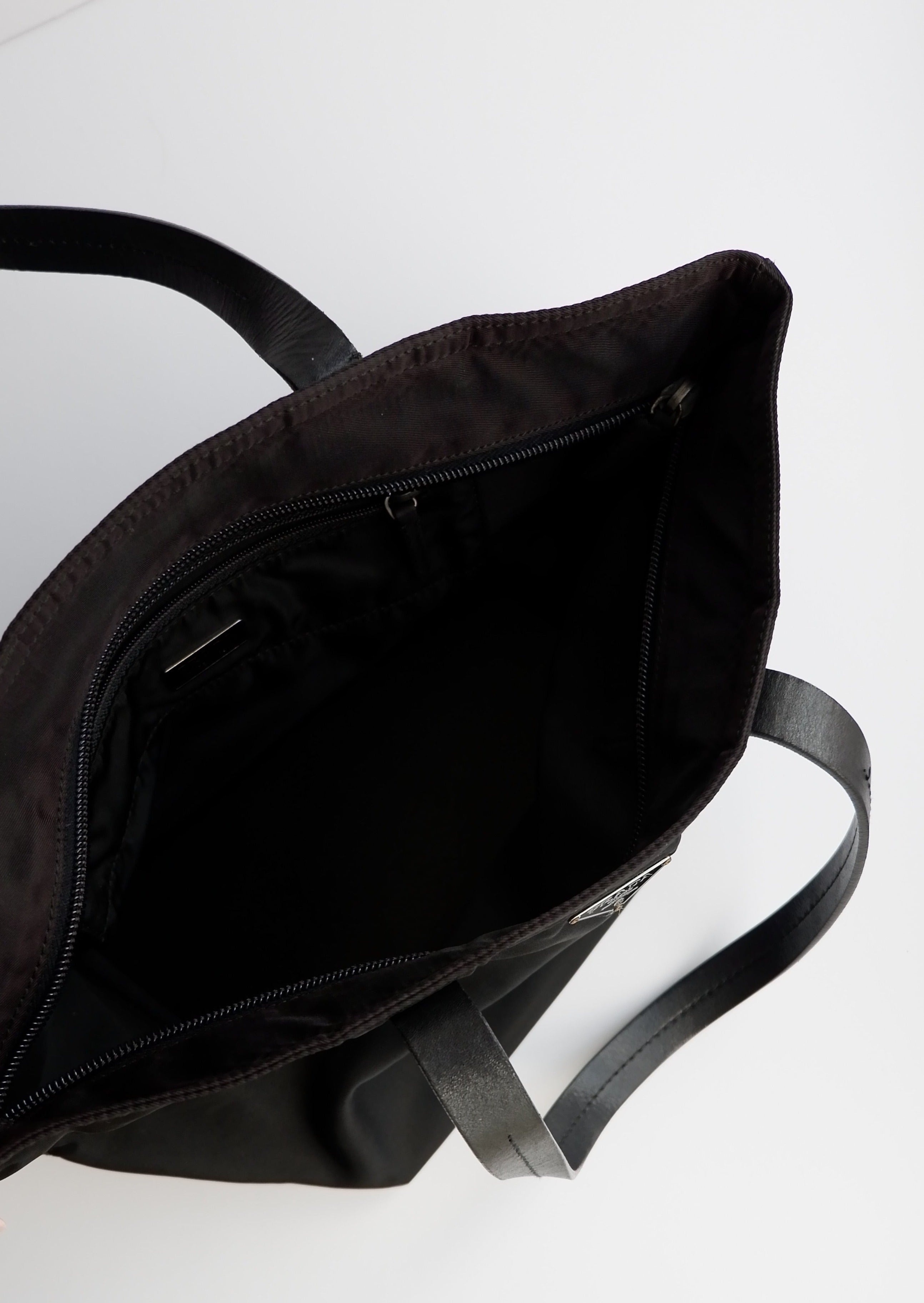 Authentique Sac Micro fourre-tout/bandoulière Prada en nylon noir d'occasion