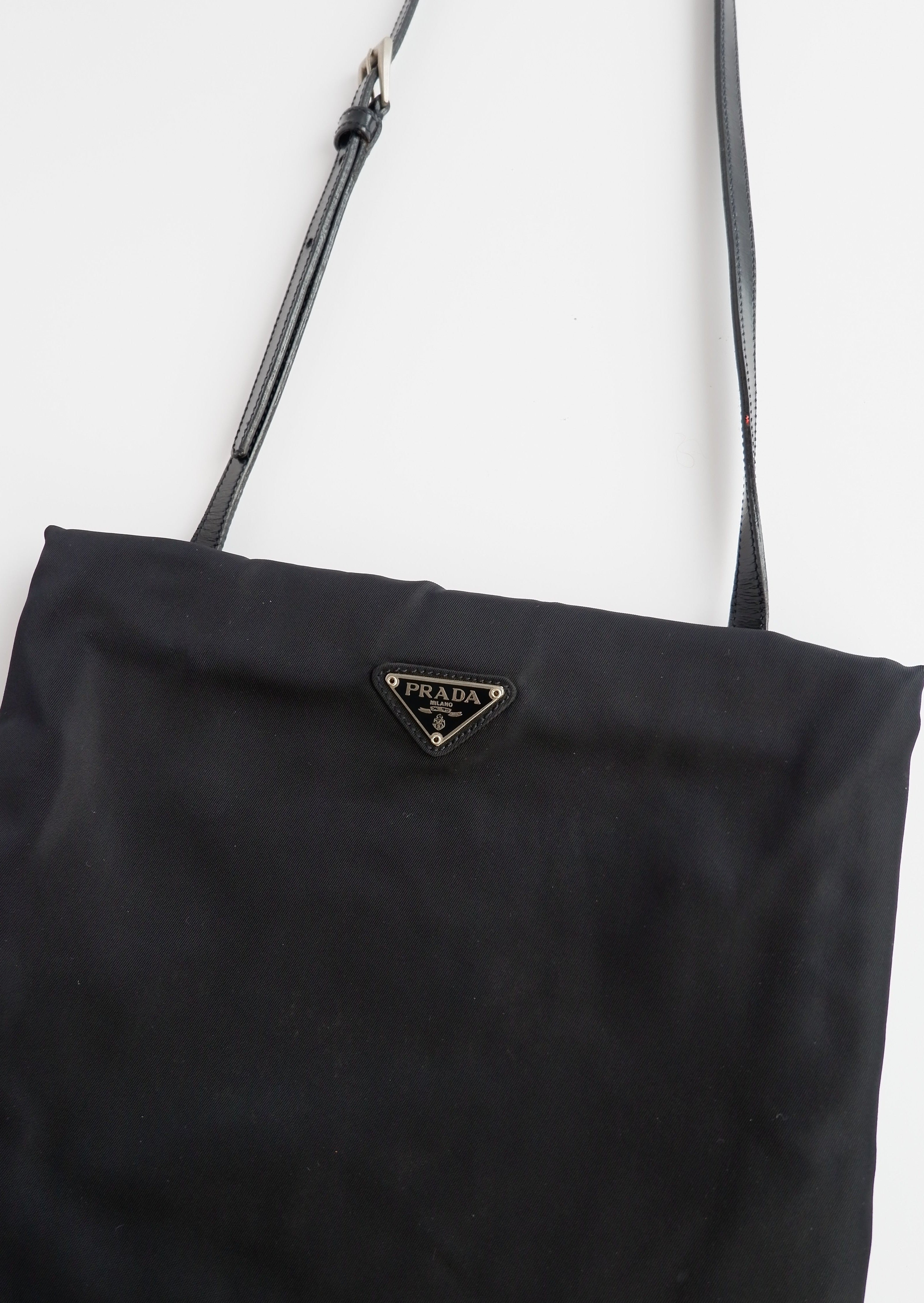 Sac à bandoulière Prada authentique d'occasion en nylon et cuir noir avec longue bandoulière