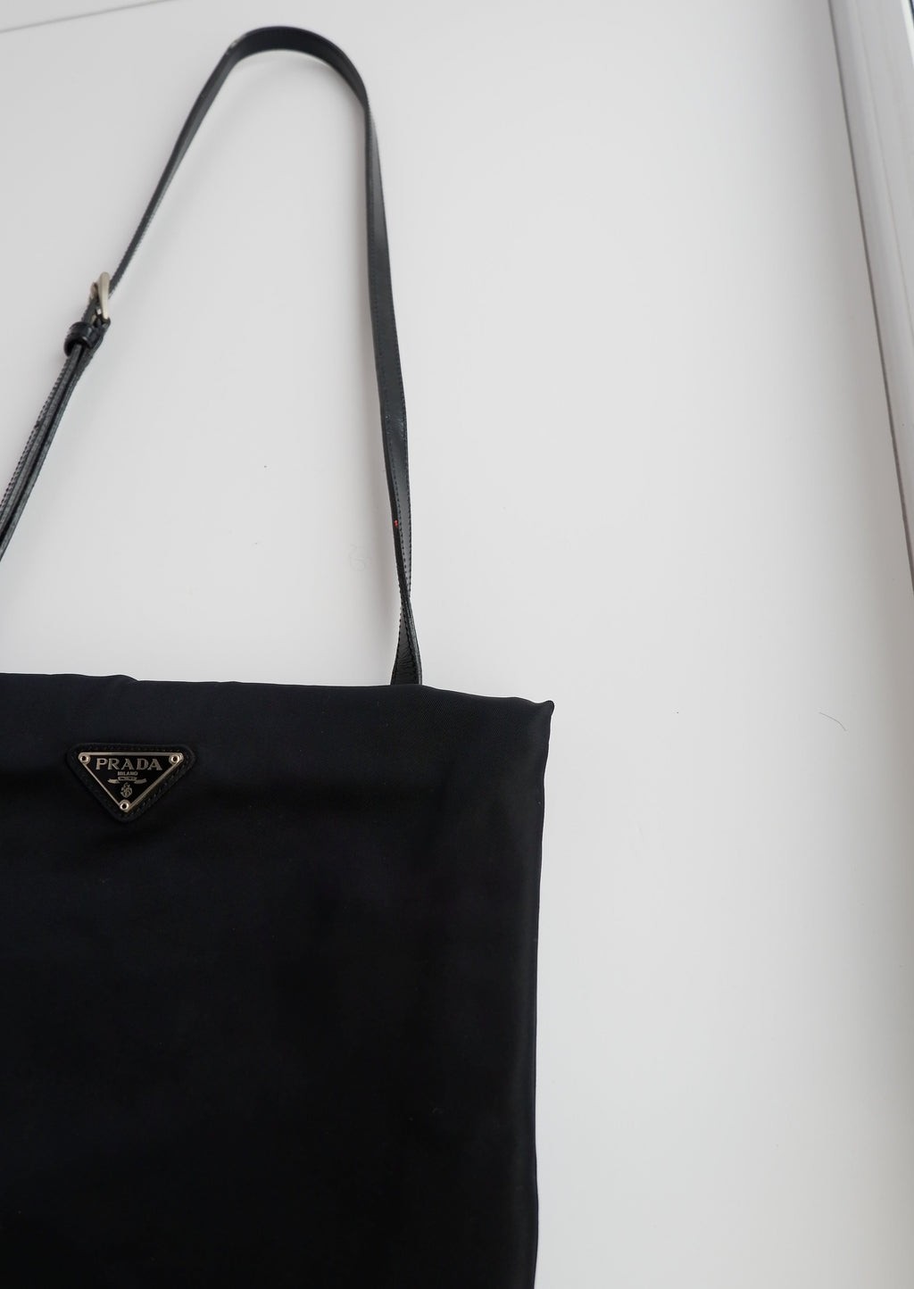 Sac à bandoulière Prada authentique d'occasion en nylon et cuir noir avec longue bandoulière