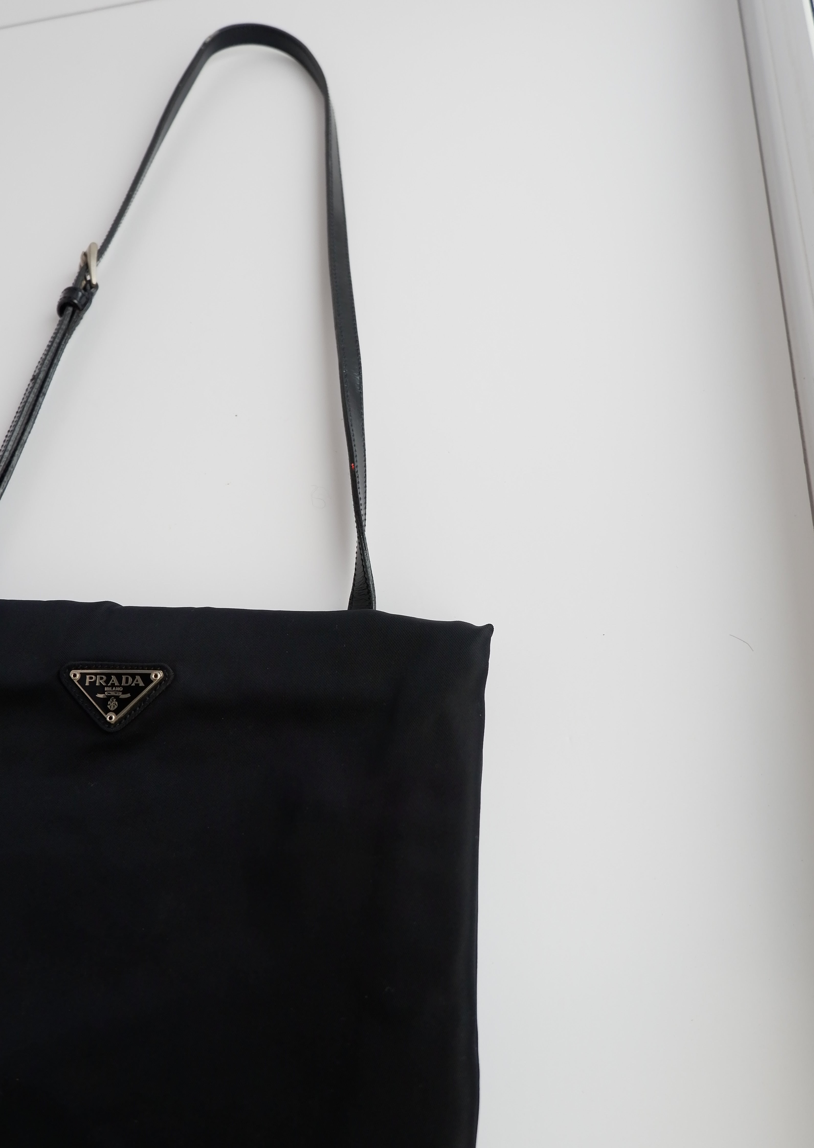 Sac à bandoulière Prada authentique d'occasion en nylon et cuir noir avec longue bandoulière