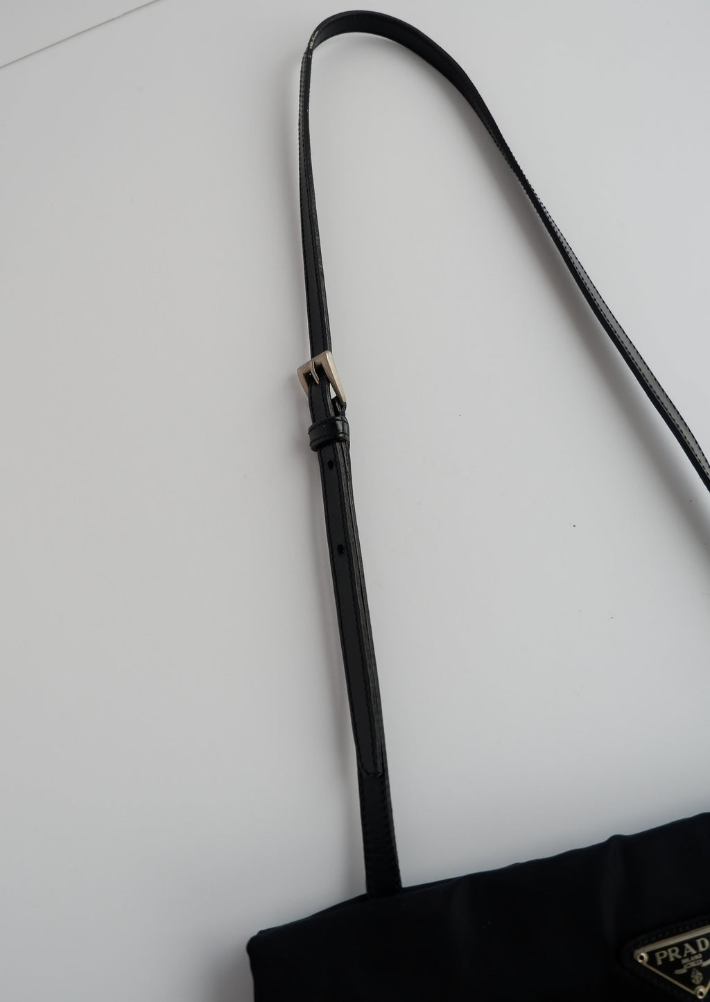 Sac à bandoulière Prada authentique d'occasion en nylon et cuir noir avec longue bandoulière