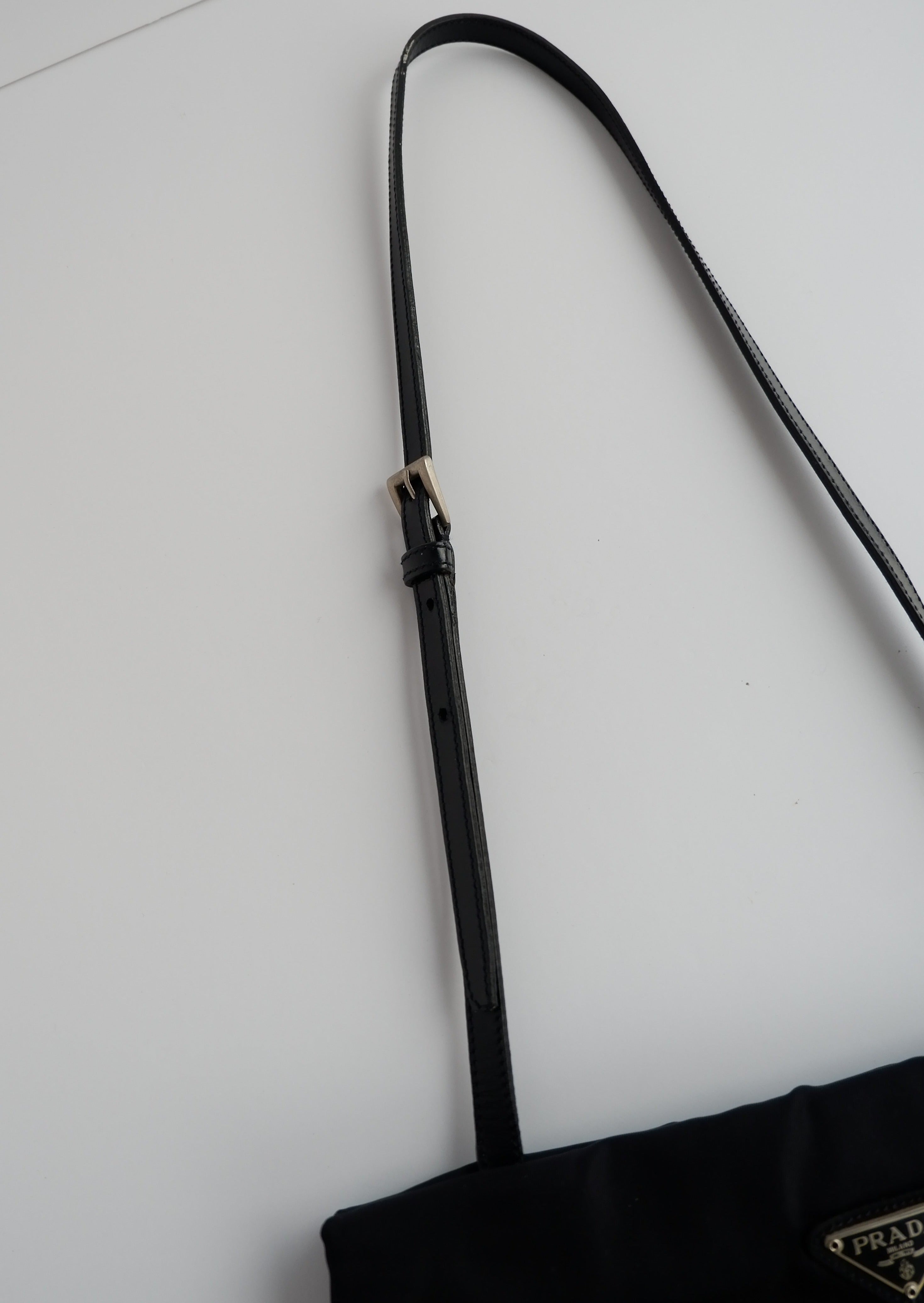 Sac à bandoulière Prada authentique d'occasion en nylon et cuir noir avec longue bandoulière
