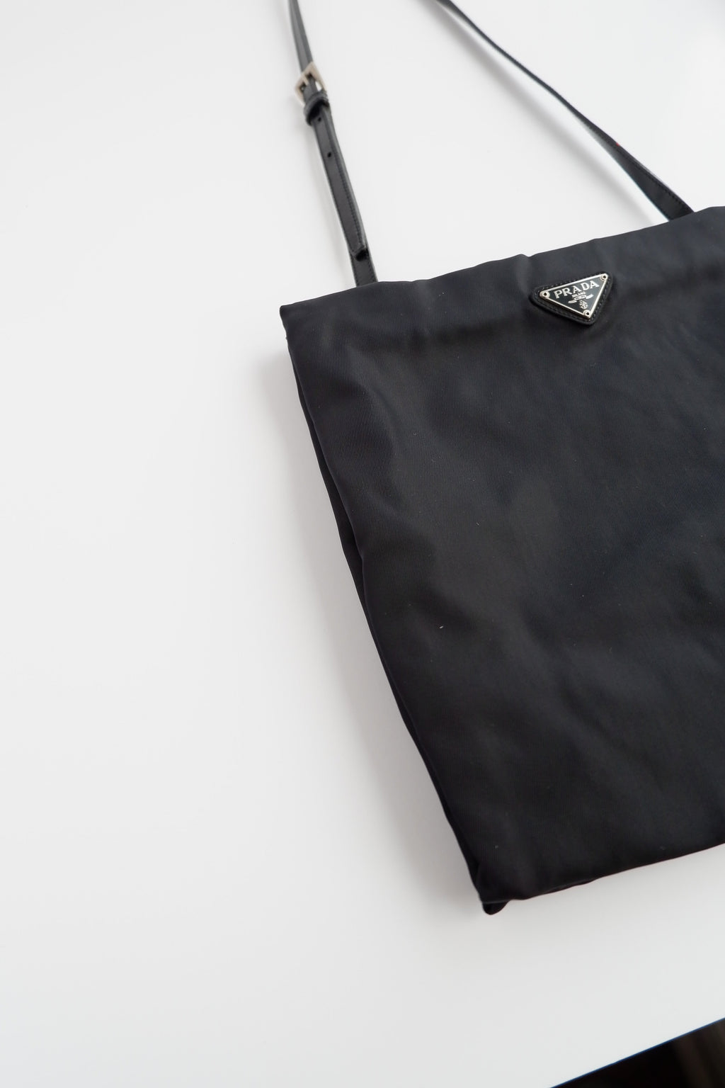 Sac à bandoulière Prada authentique d'occasion en nylon et cuir noir avec longue bandoulière