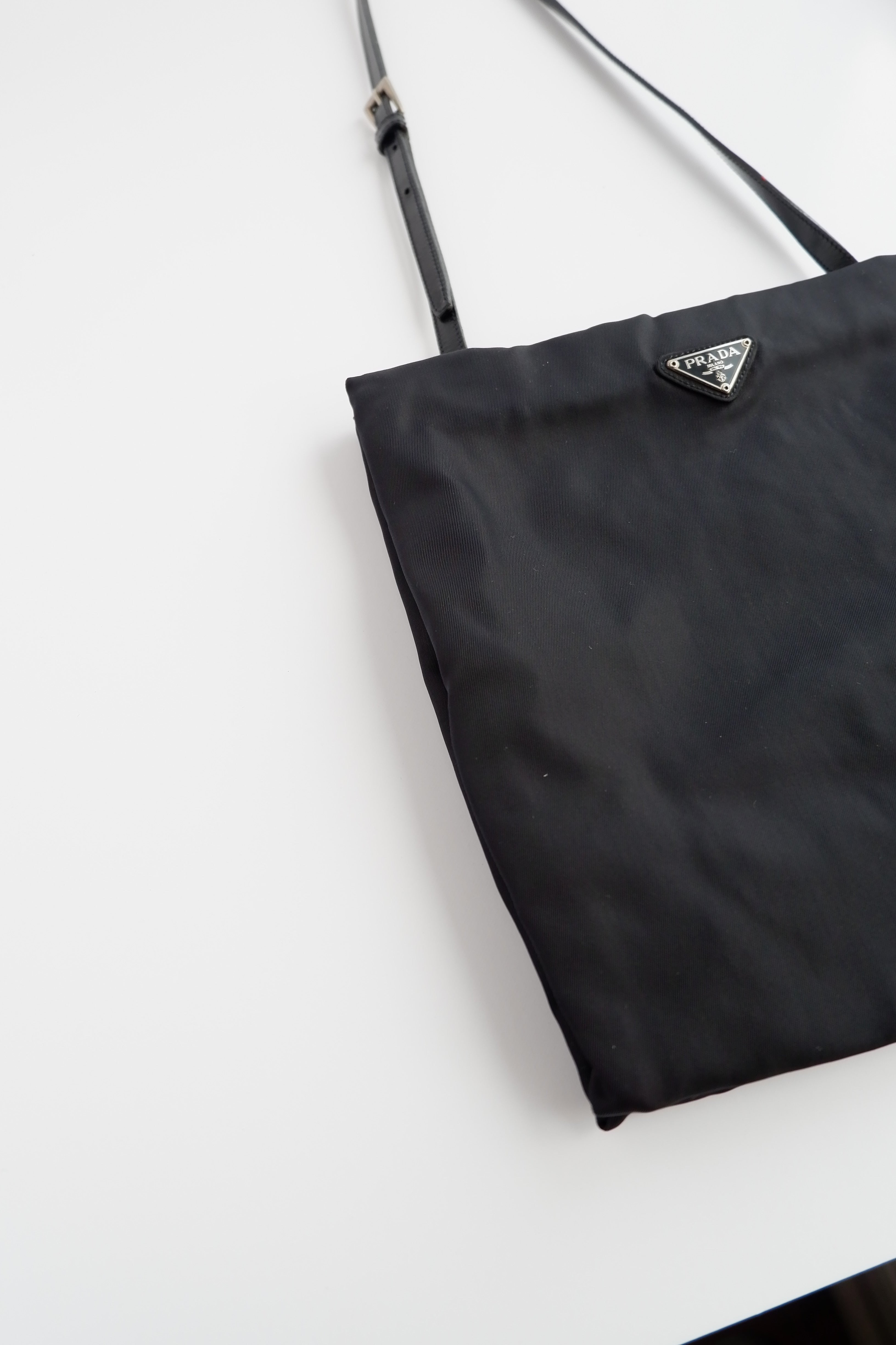 Sac à bandoulière Prada authentique d'occasion en nylon et cuir noir avec longue bandoulière