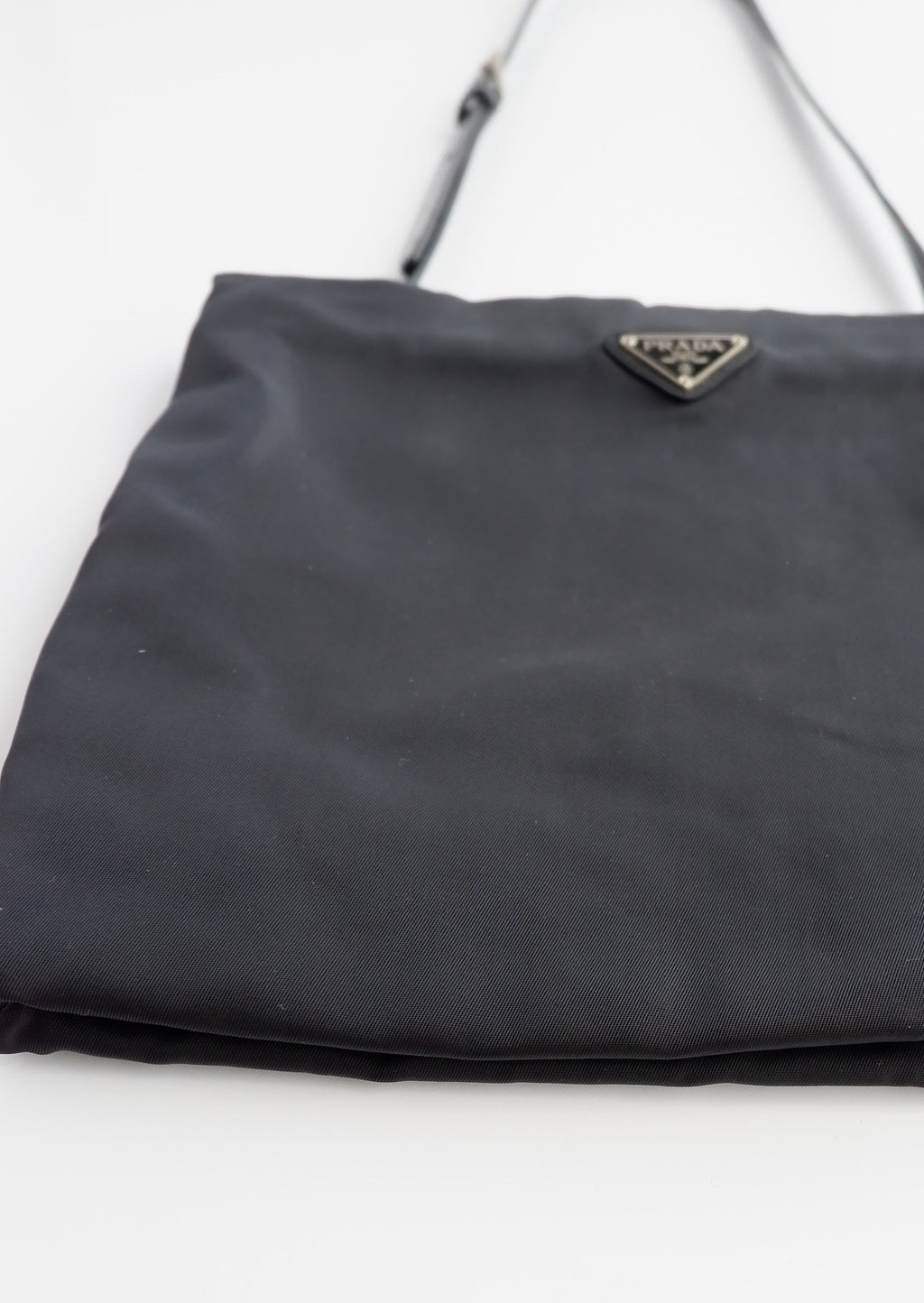 Sac à bandoulière Prada authentique d'occasion en nylon et cuir noir avec longue bandoulière
