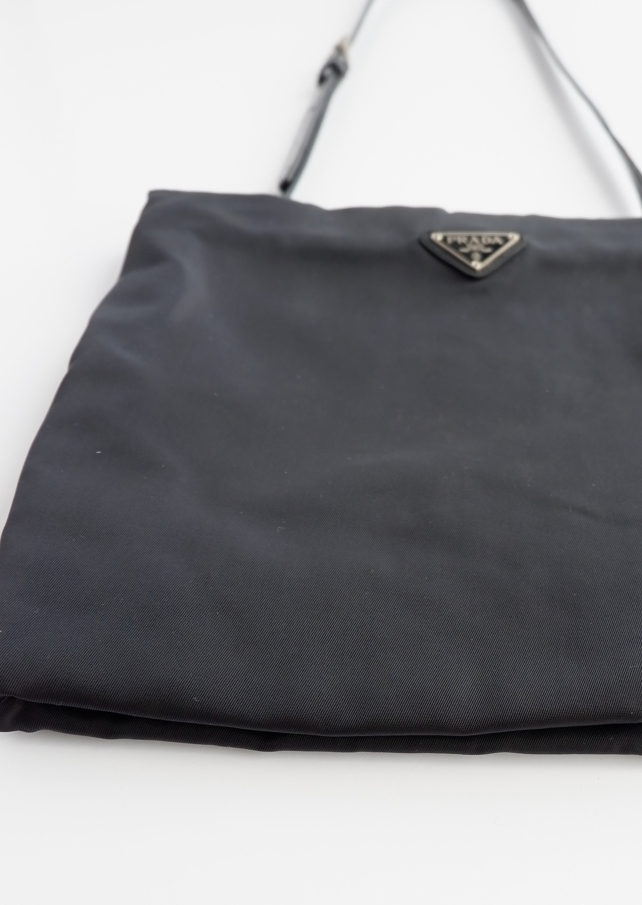 Sac à bandoulière Prada authentique d'occasion en nylon et cuir noir avec longue bandoulière