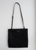 Sac à bandoulière Prada authentique d'occasion en nylon et cuir noir avec longue bandoulière