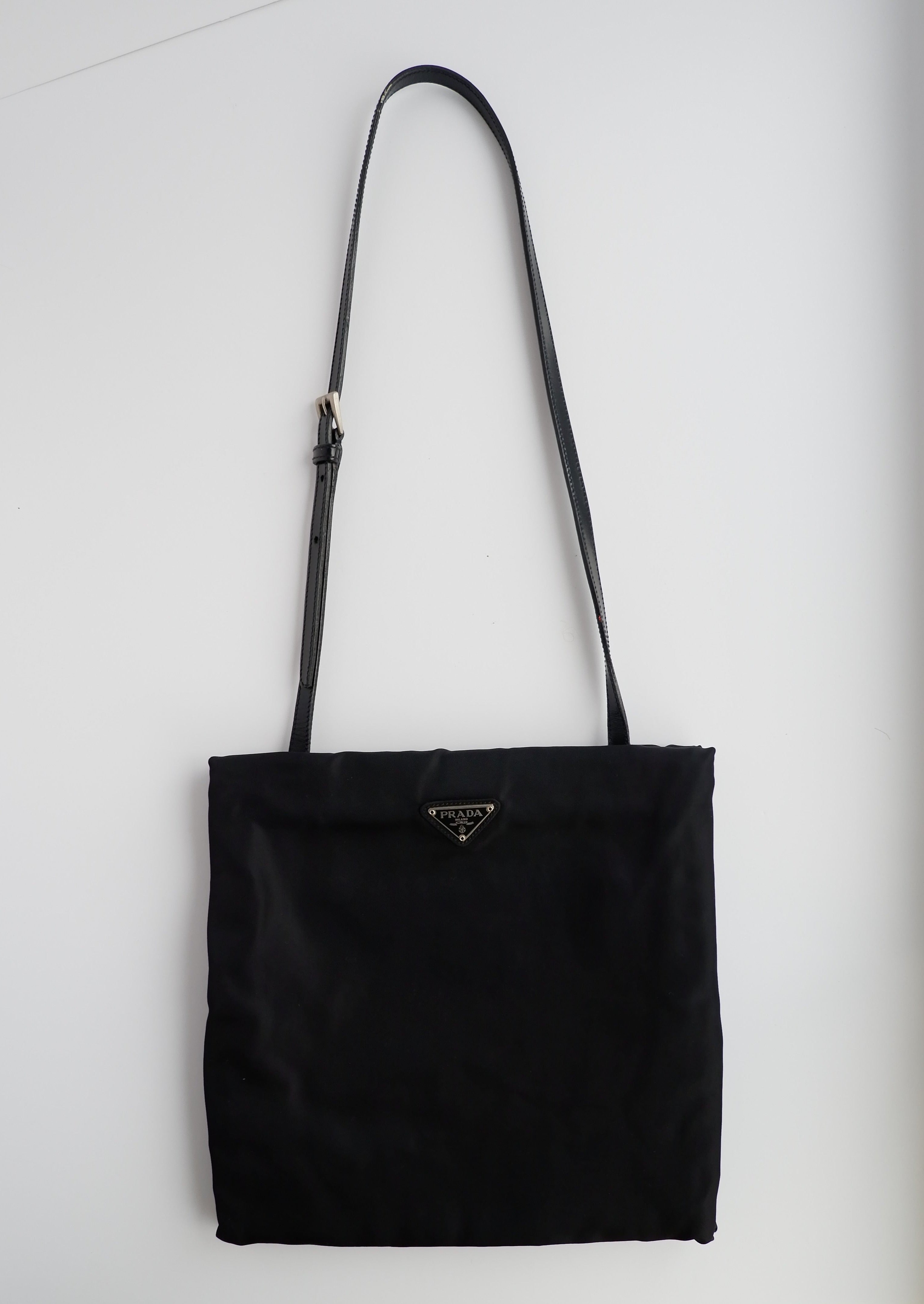 Sac à bandoulière Prada authentique d'occasion en nylon et cuir noir avec longue bandoulière