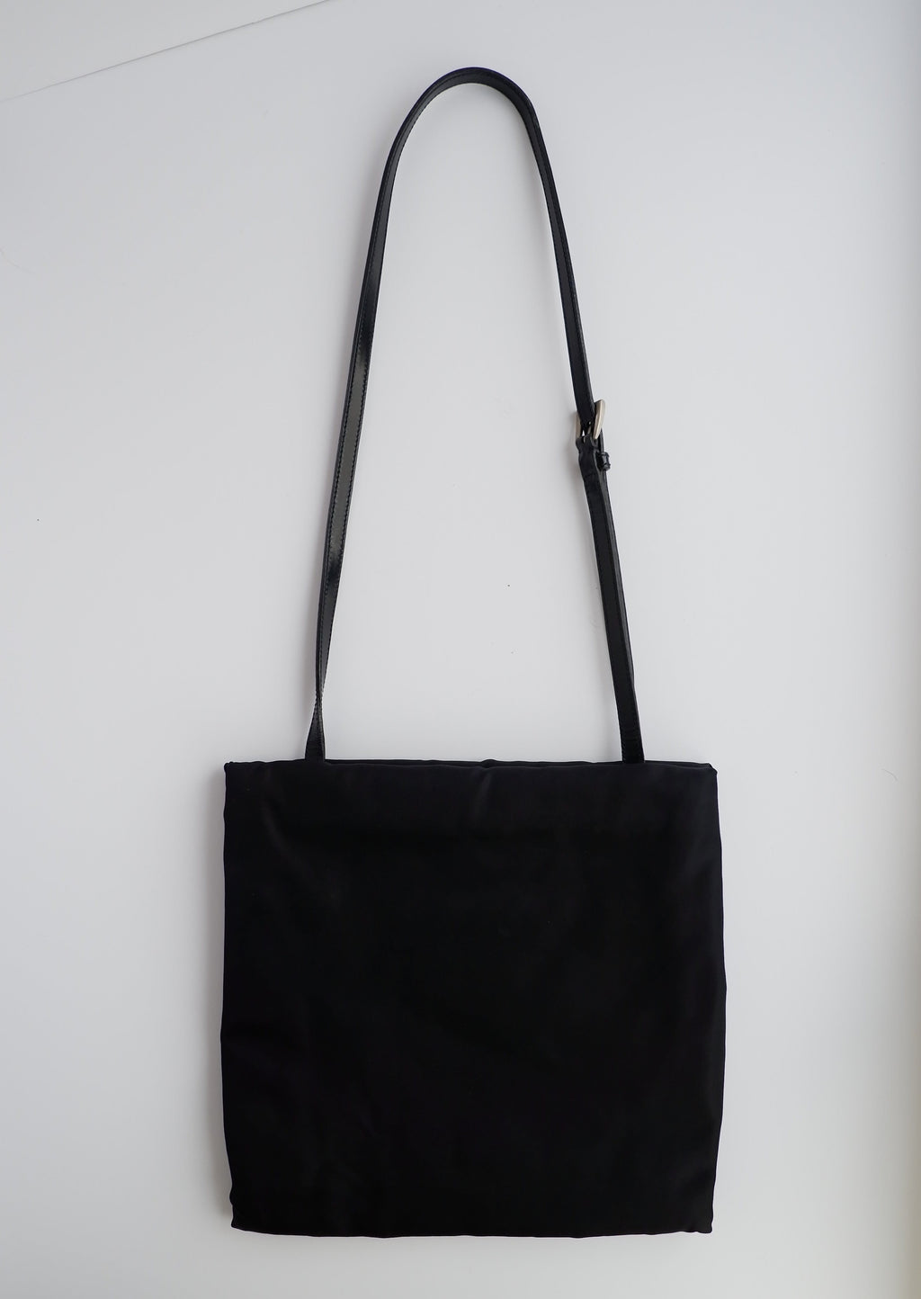 Sac à bandoulière Prada authentique d'occasion en nylon et cuir noir avec longue bandoulière