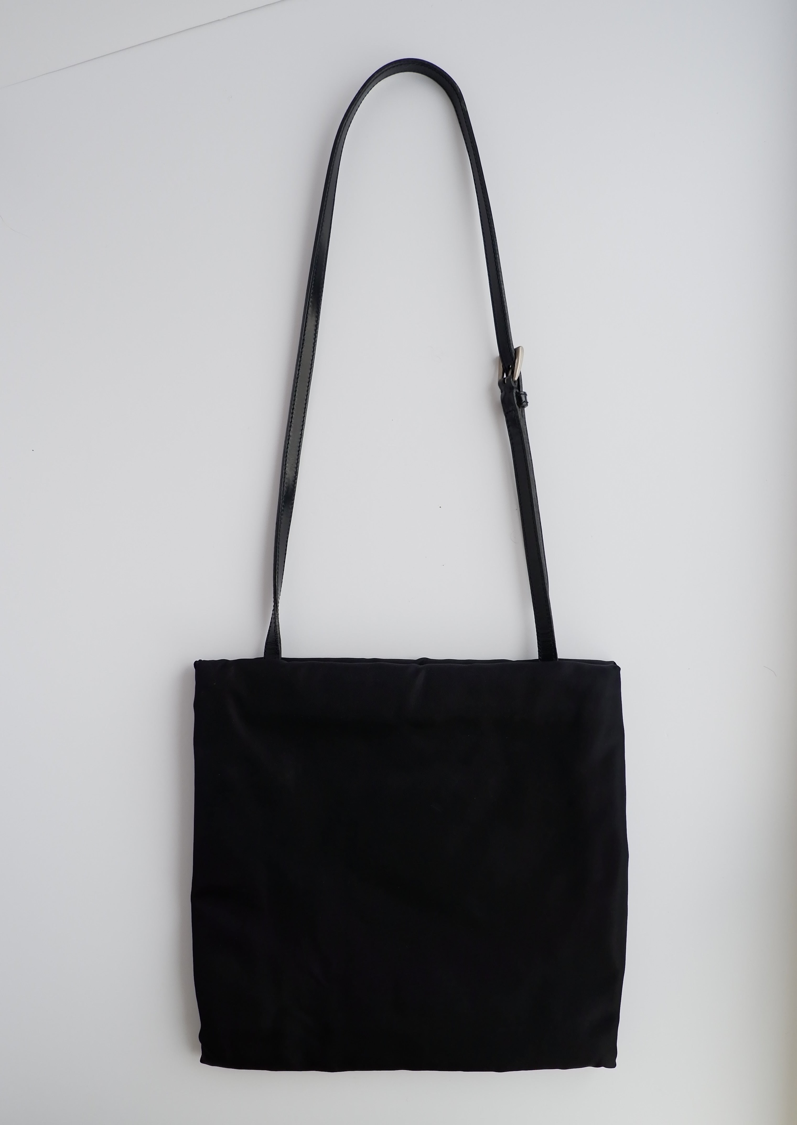 Sac à bandoulière Prada authentique d'occasion en nylon et cuir noir avec longue bandoulière
