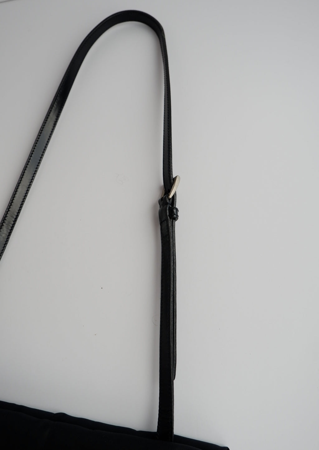 Sac à bandoulière Prada authentique d'occasion en nylon et cuir noir avec longue bandoulière